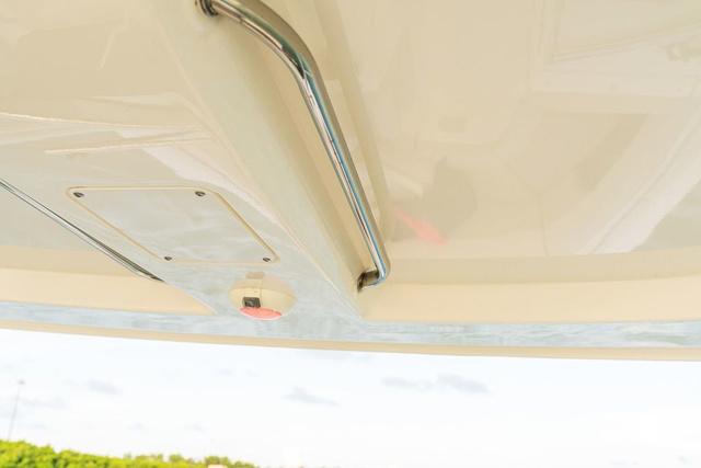 2026 Boston Whaler 240 Vantage - 9
