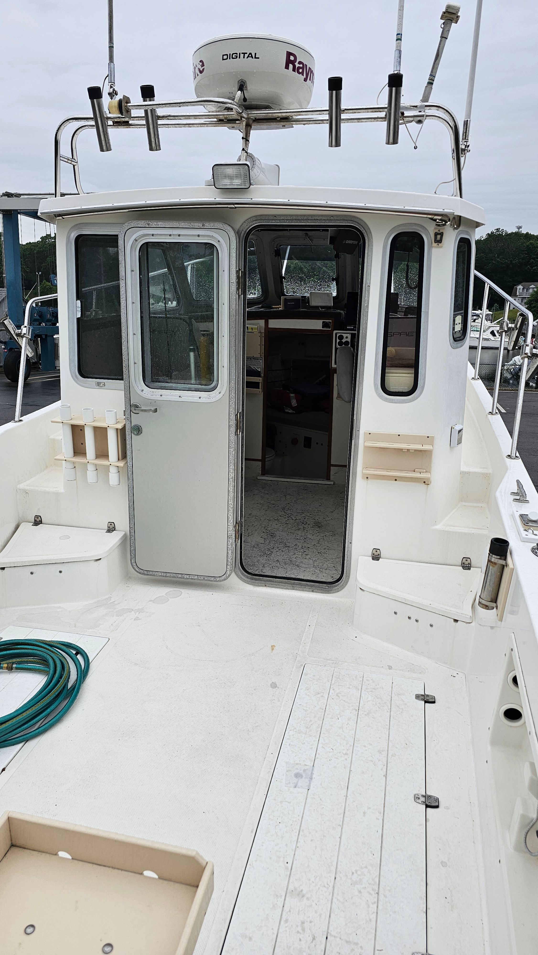 2004 Osprey 26 EXPEDITION boat with open cabin and Raymarine equipment.