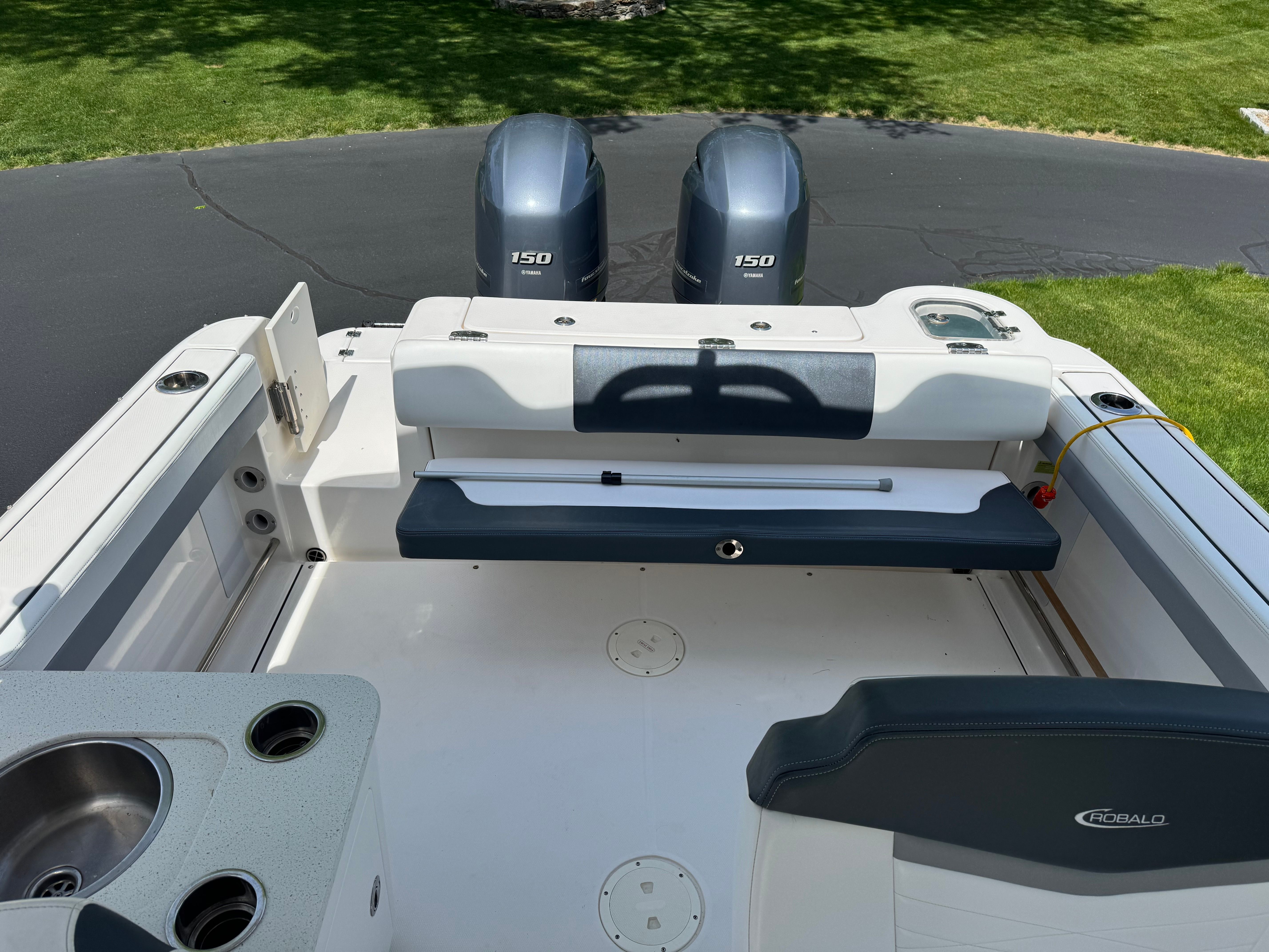 2021 Robalo R247 Dual Console - 7