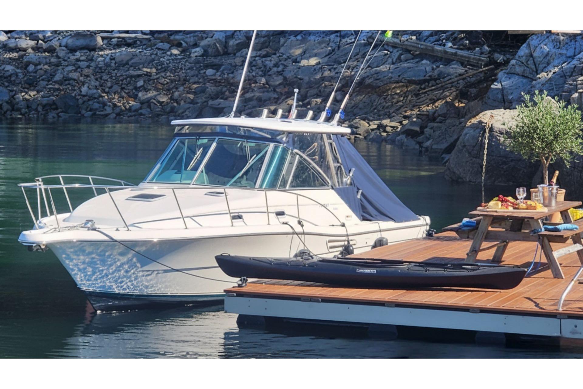 2000 Pursuit 3000 Express