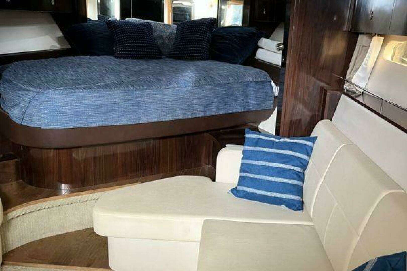 2017 Sea Ray Sundancer 350 - Image 14