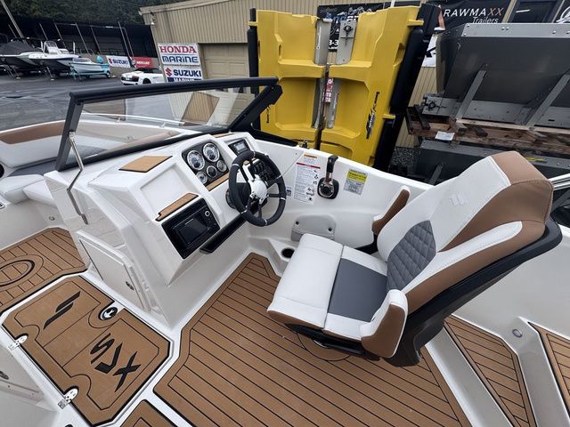 2026 Starcraft SVX 210 DC OB w/200hp and Trailer - 10