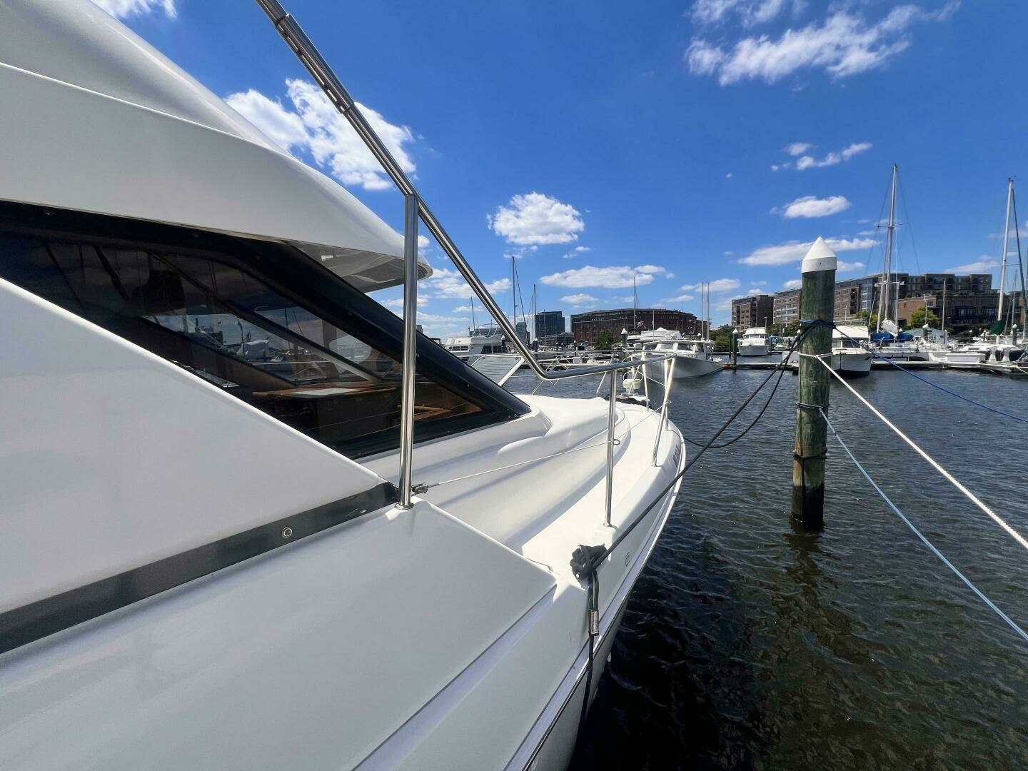 2001 Silverton 352 Motor Yacht - Image 4
