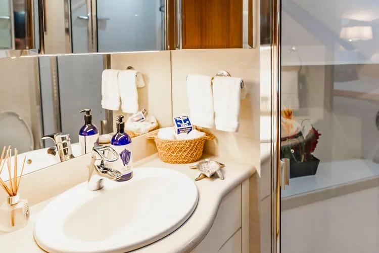 Luxurious bathroom in 2000 Pacific Mariner 65 Motoryacht with elegant fixtures and decor.
