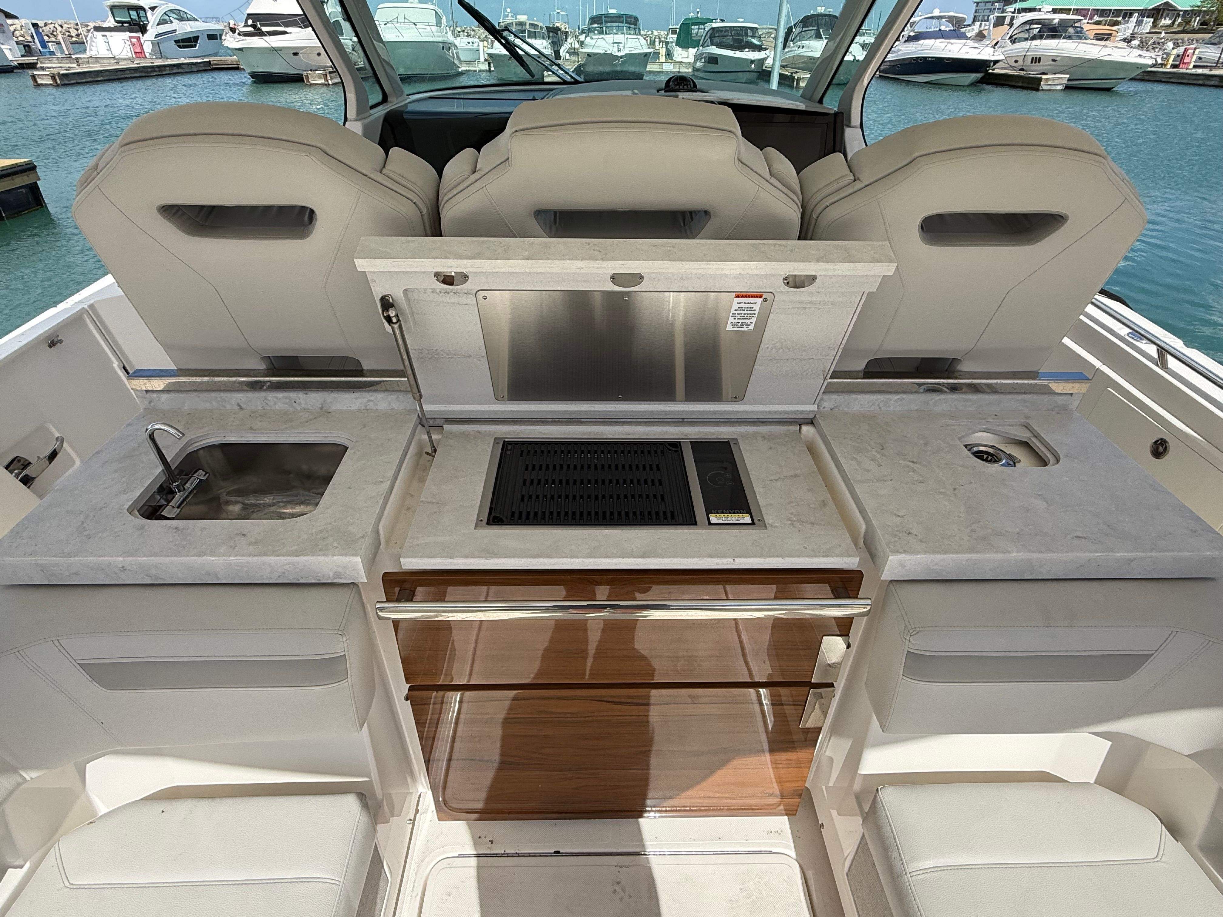 2024 Tiara Yachts 38 LS - 16
