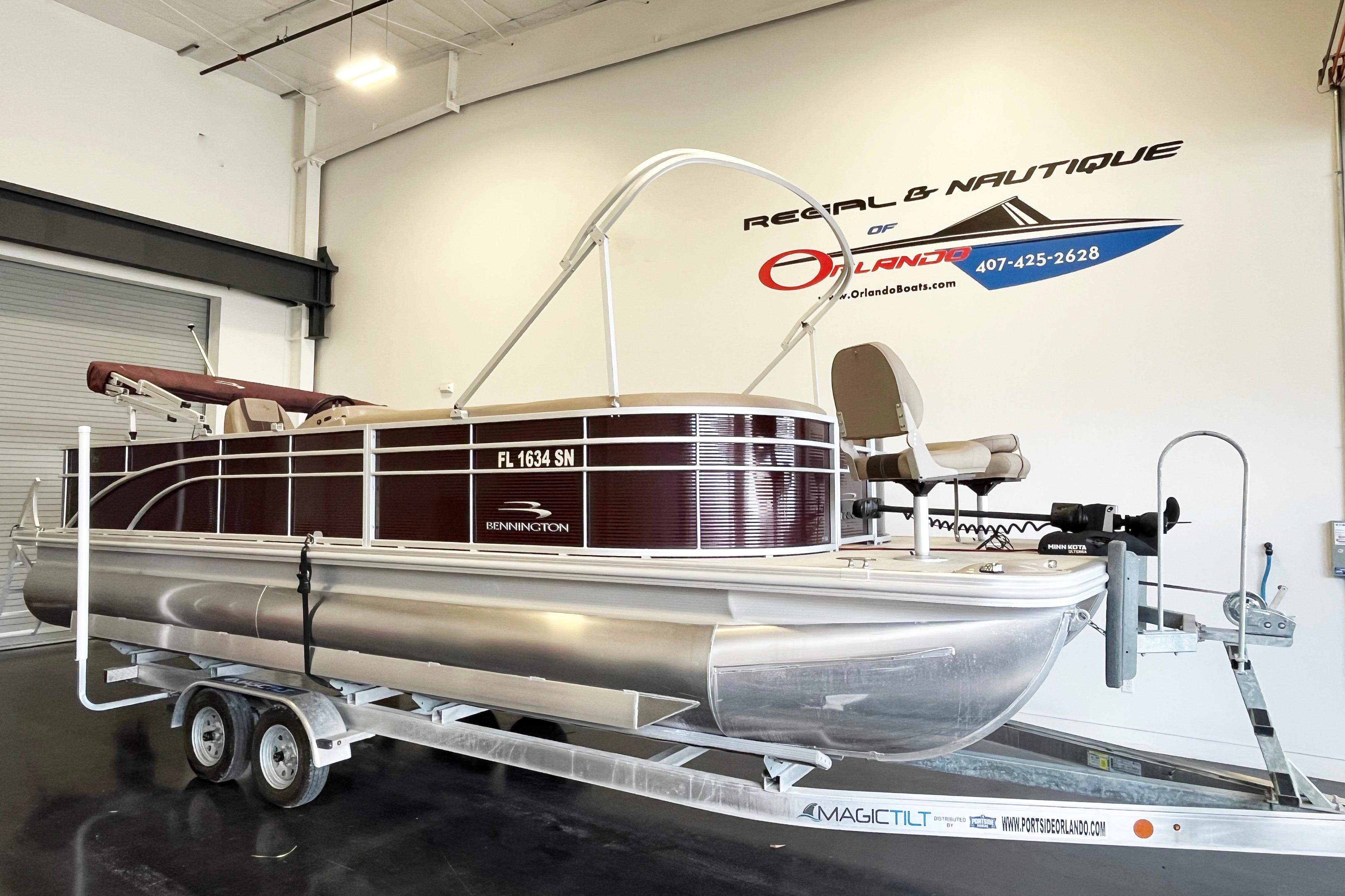 2020 Bennington SX25 pontoon boat on trailer in showroom, Orlando dealership.