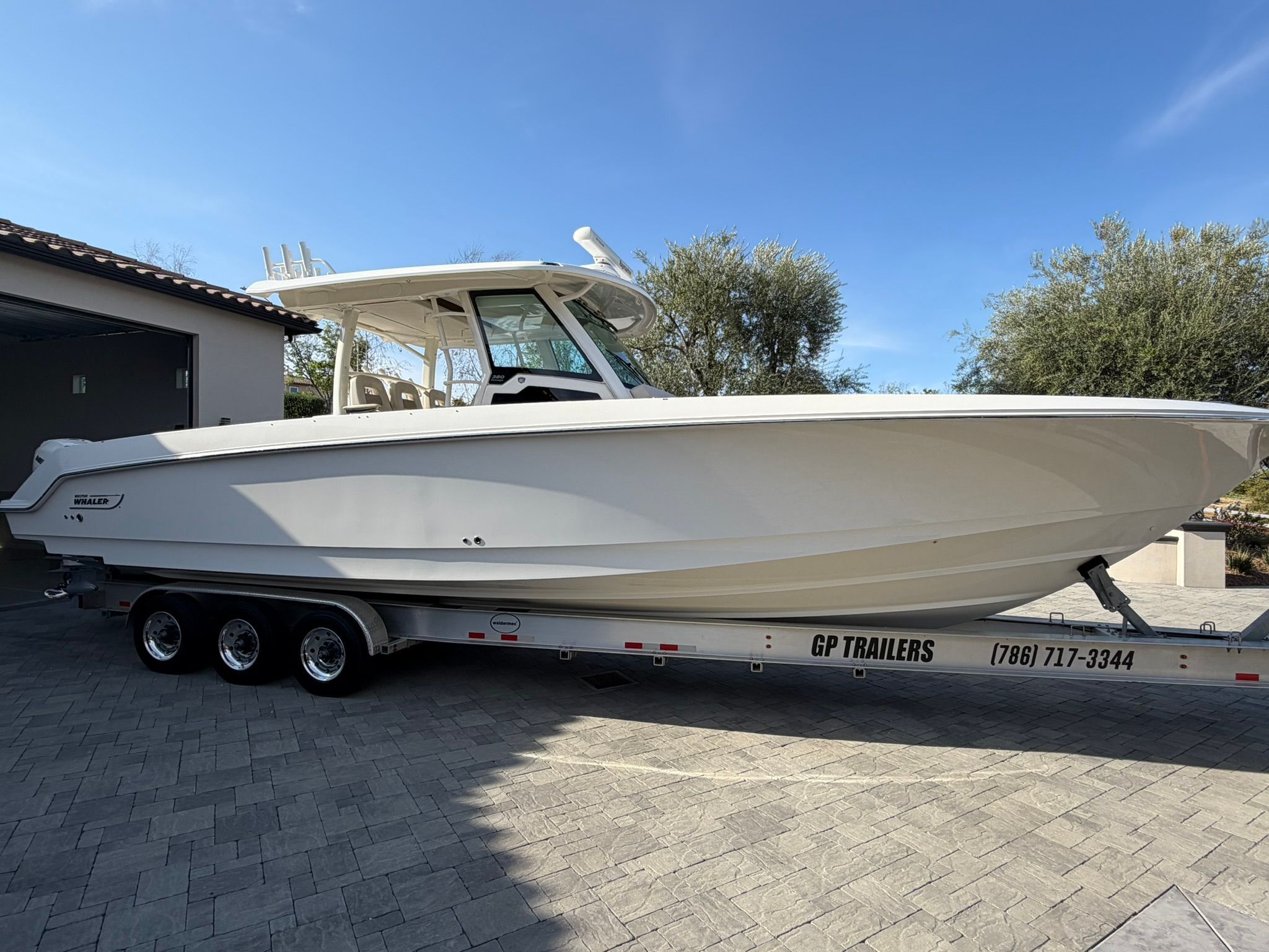 2018 Boston Whaler 380 Outrage - 30