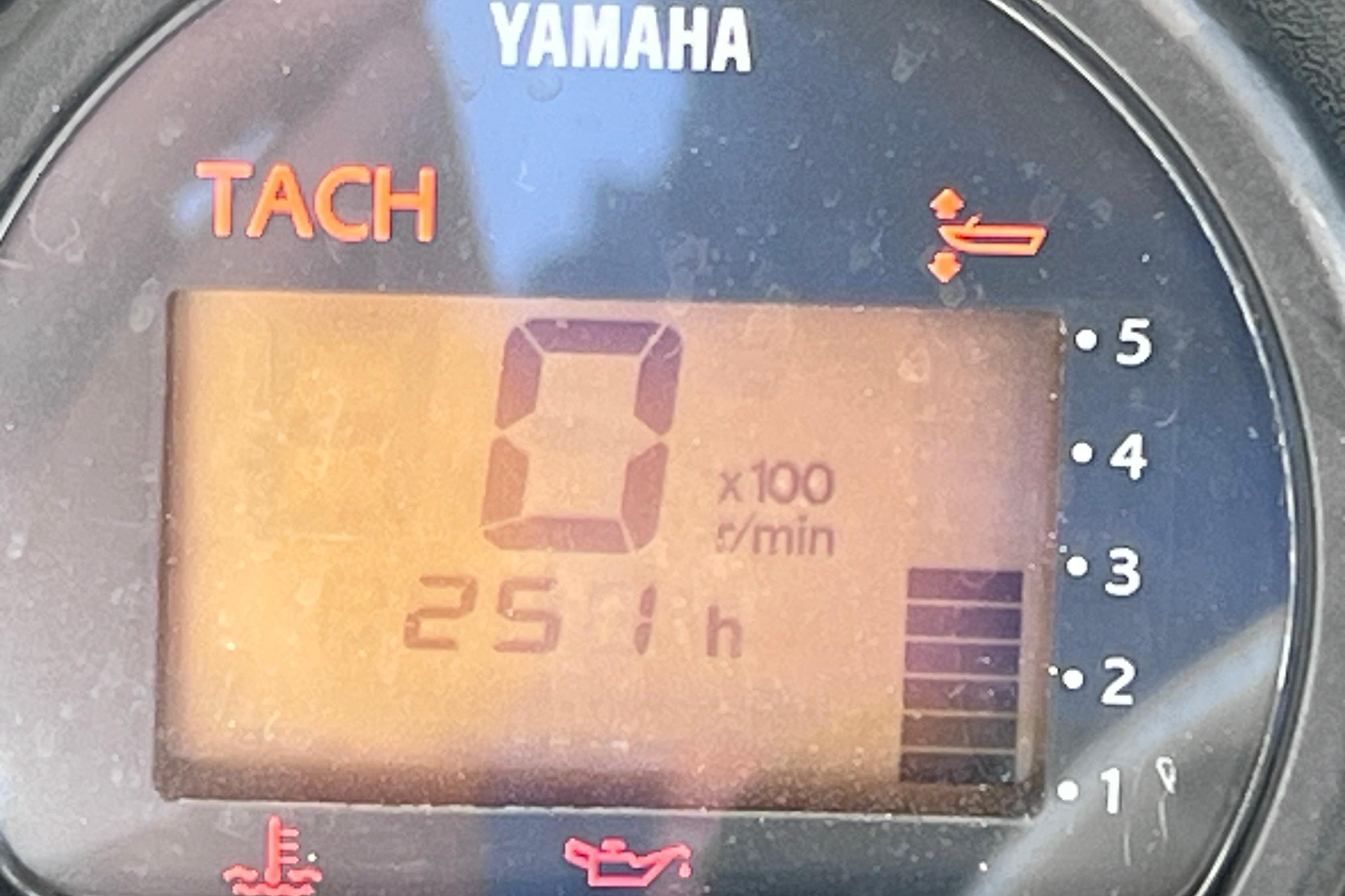 Yamaha tachometer displaying 0 RPM and 251 hours on a 2004 Pursuit 2870 Walkaround.