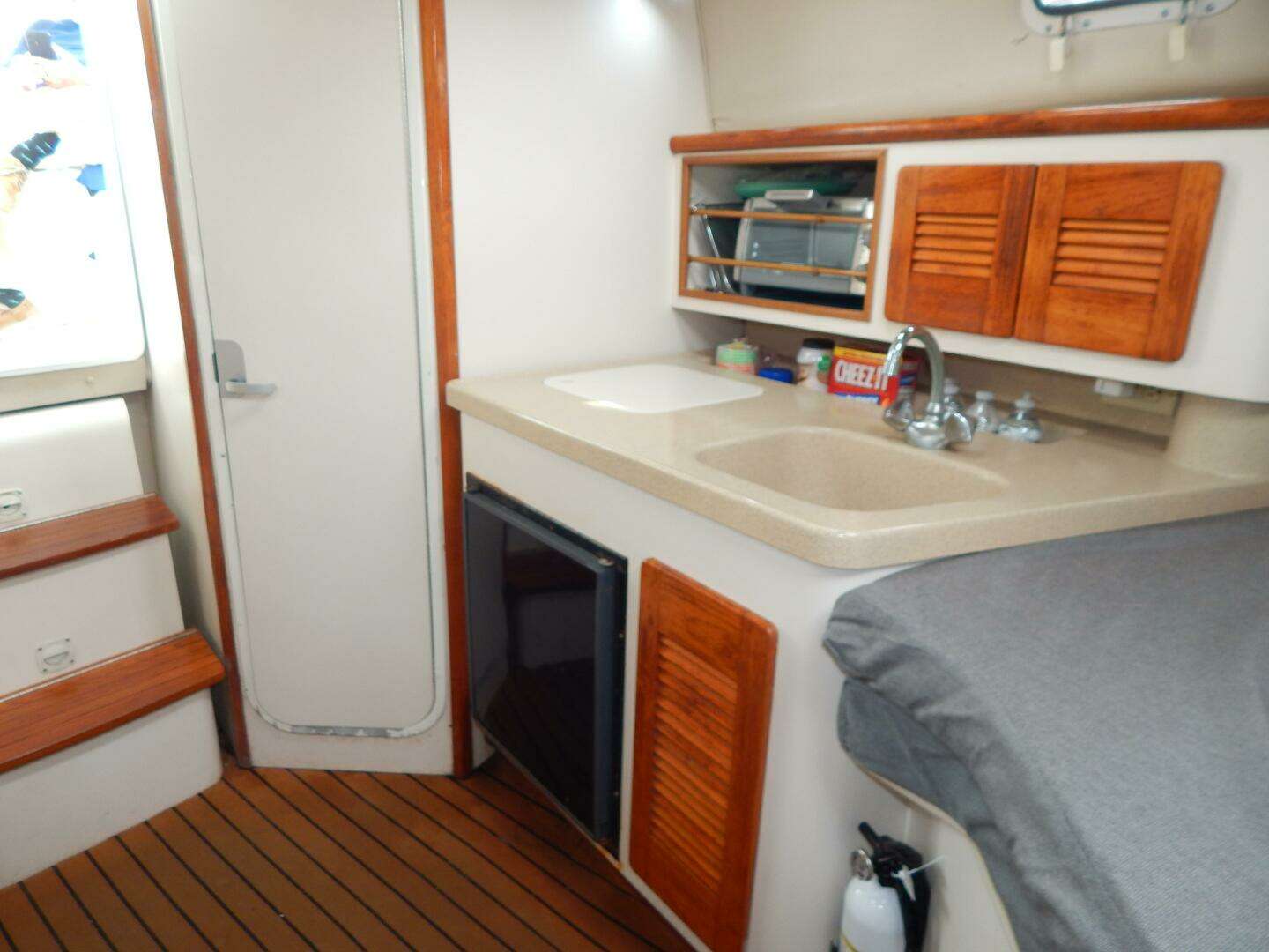 1998 Pursuit 3000 Express - Image 15