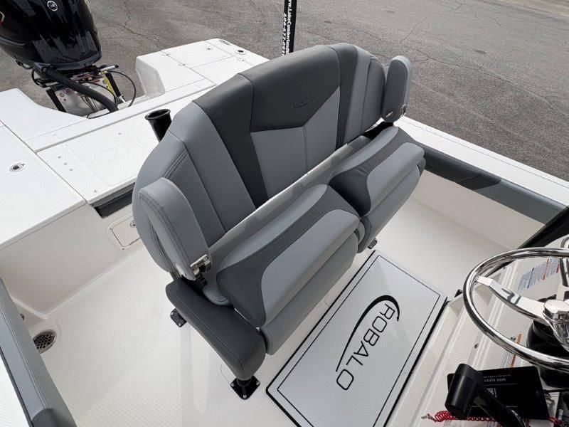 2025 Robalo 226 Cayman - 77