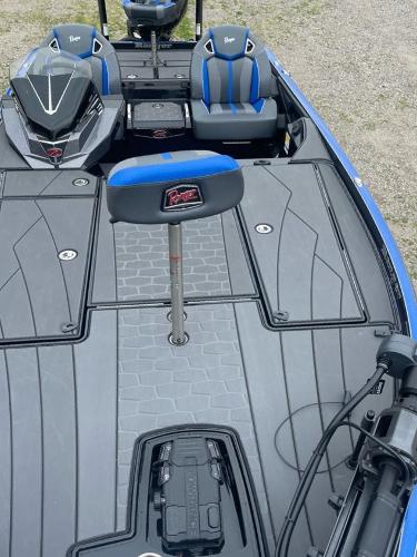 2025 Ranger Z520R boat interior with blue and black seating, advanced dashboard, and spacious deck.