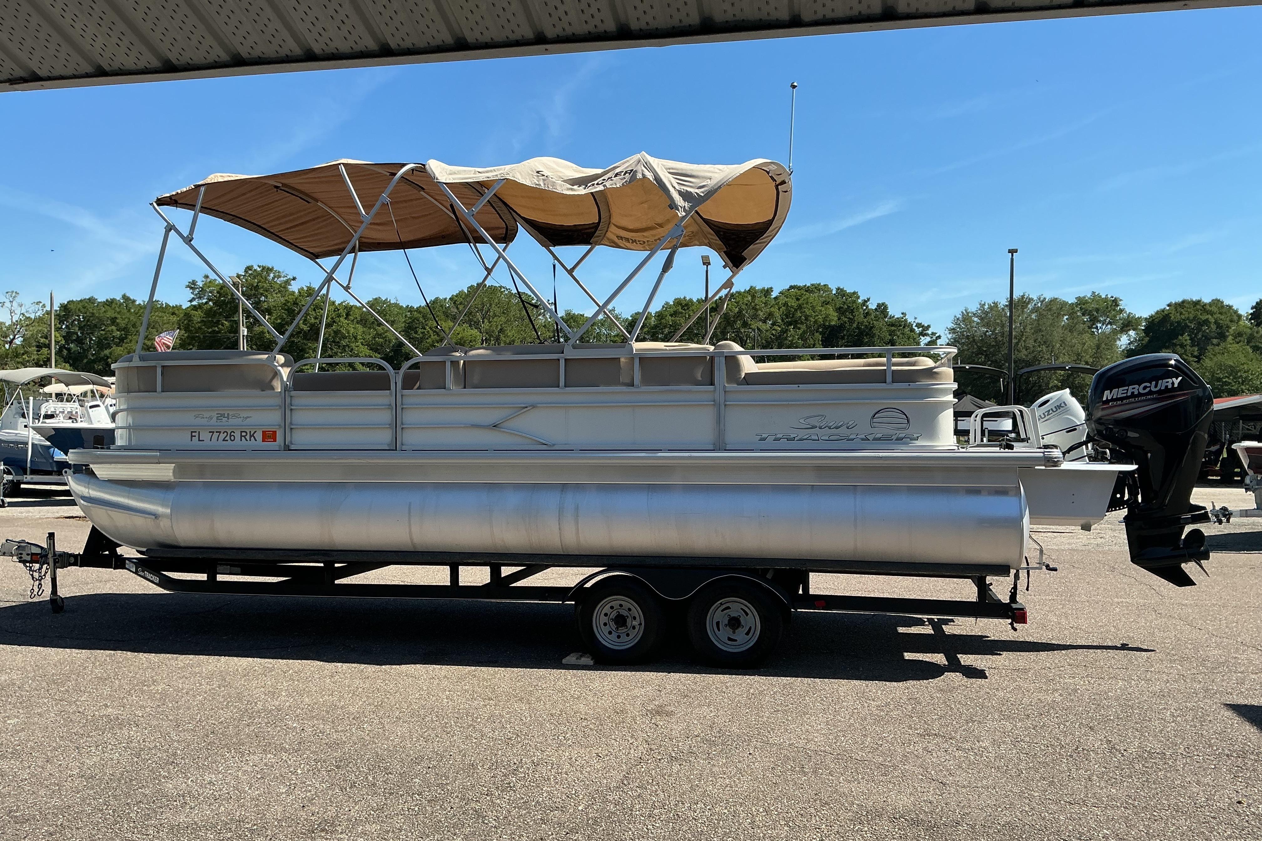 2017 Sun Tracker Party Barge 24 DLX