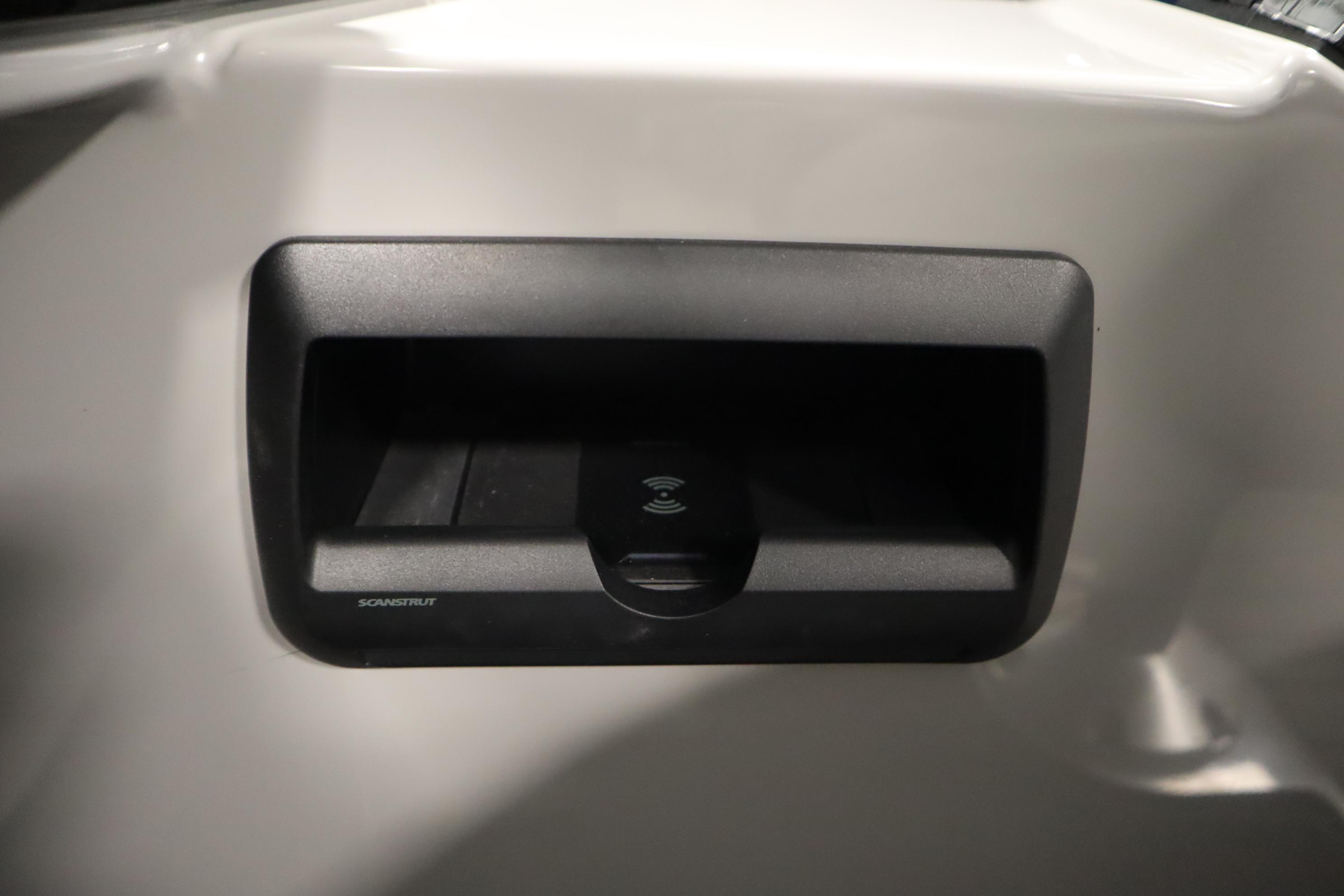 2025 Bentley Pontoons Elite 253 Admiral Tri-toon dashboard with integrated technology feature.
