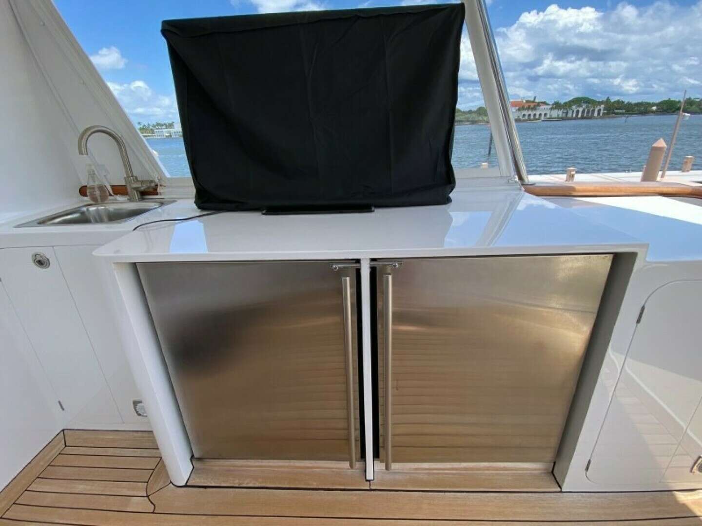 2003 New England Boatworks Enclosed Raised Pilothouse - Image 40