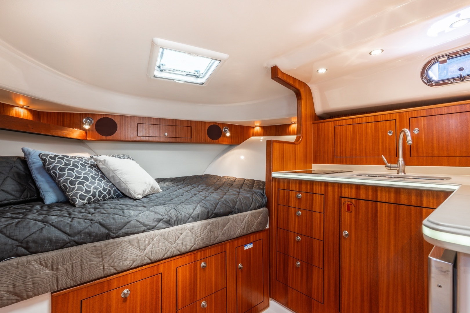 2016 Pursuit OS 385 Offshore - Image 24