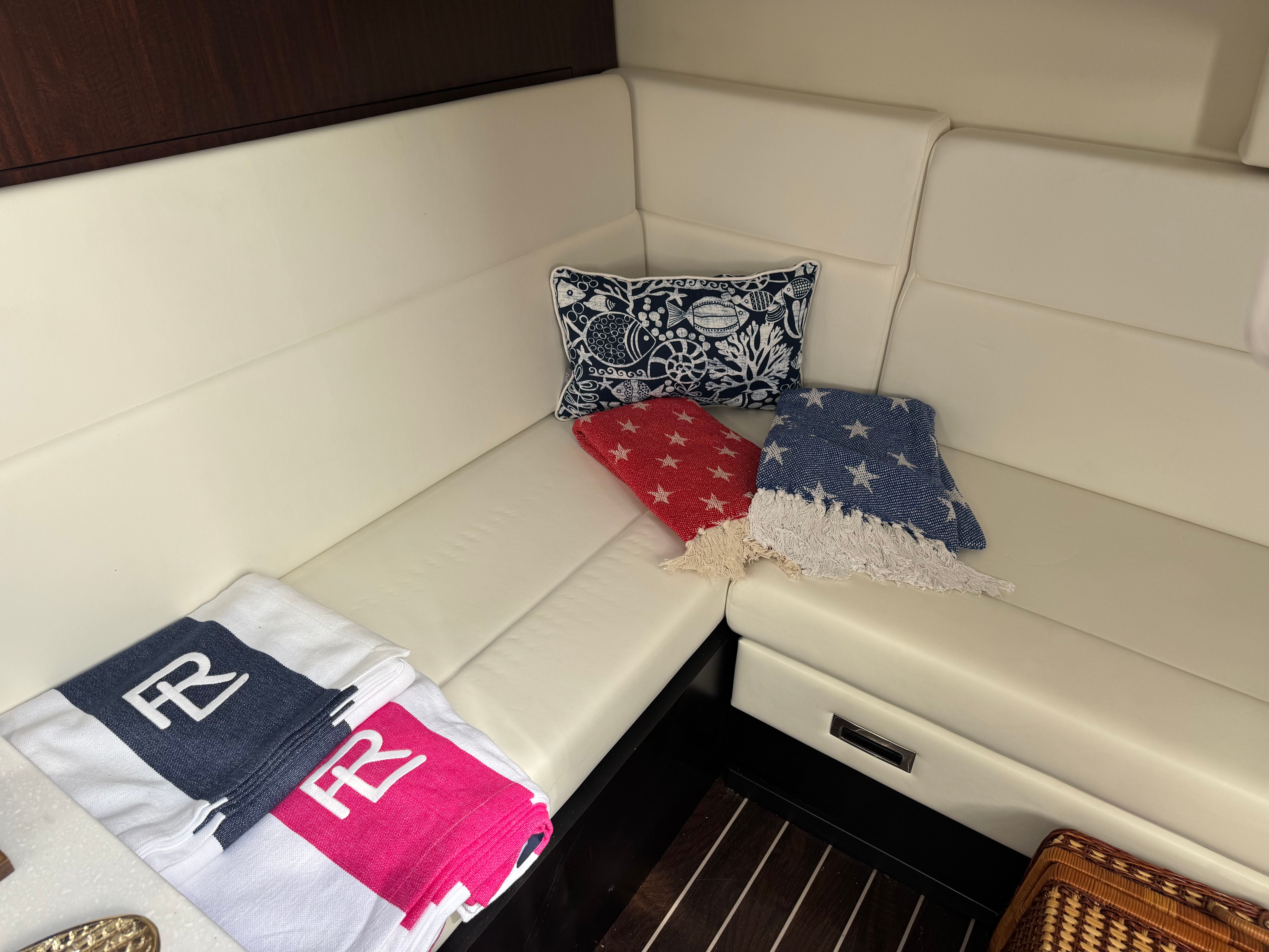 2018 Monterey 335 Sport Yacht - 31