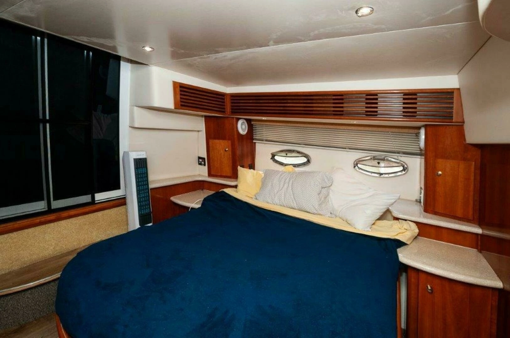 2002 Carver 444 Cockpit Motor Yacht - Image 17