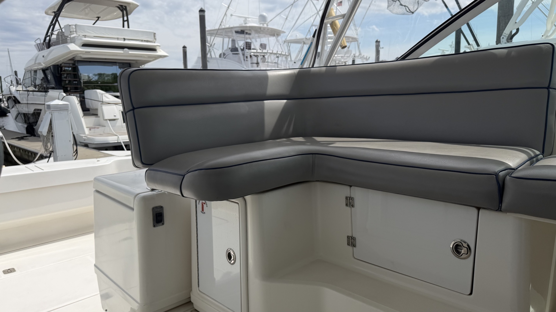 2003 Pursuit 3400 Express - Image 9