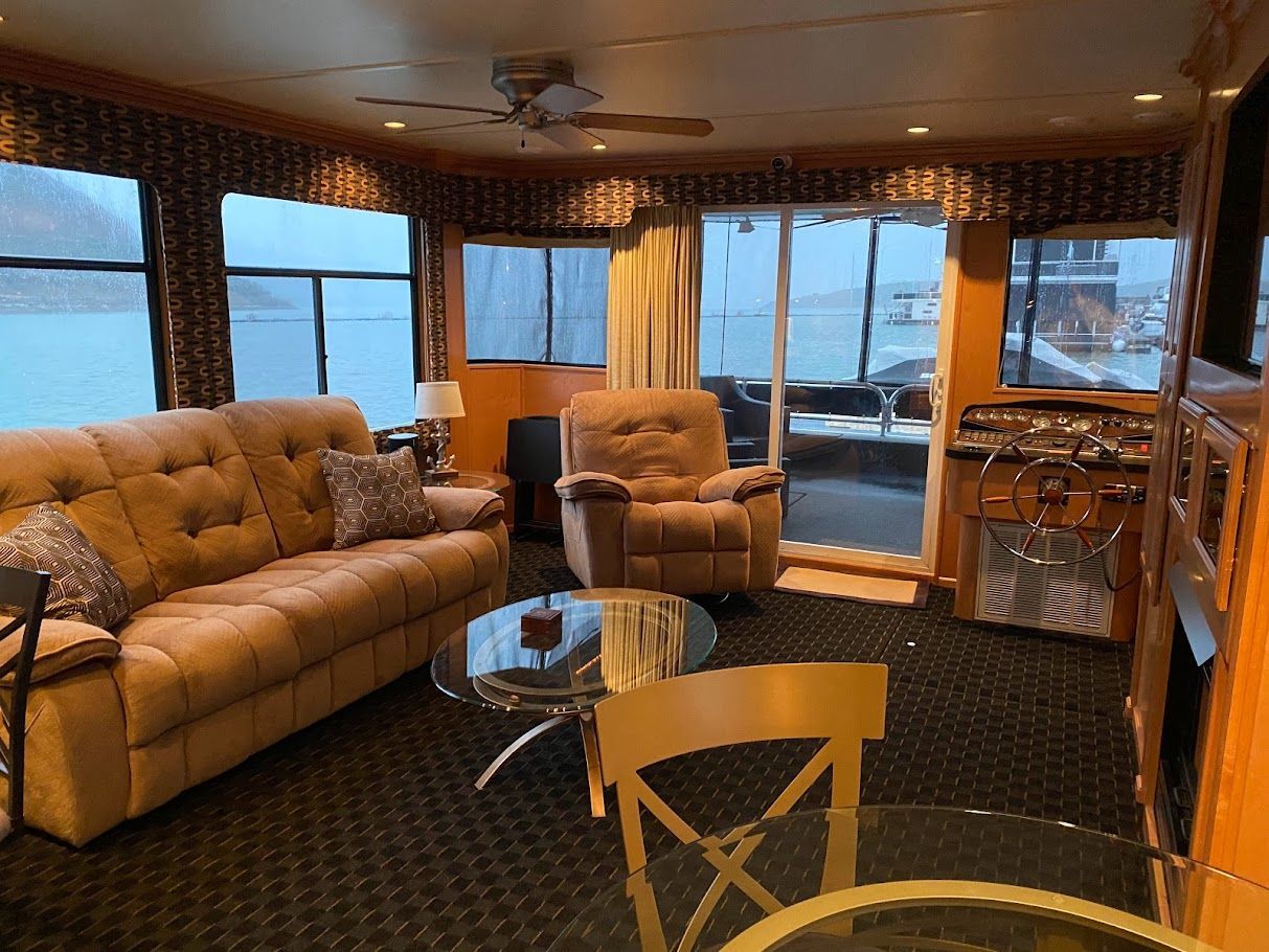 Interior of a 2006 Summersun Houseboats 16x68 with cozy furnishings.