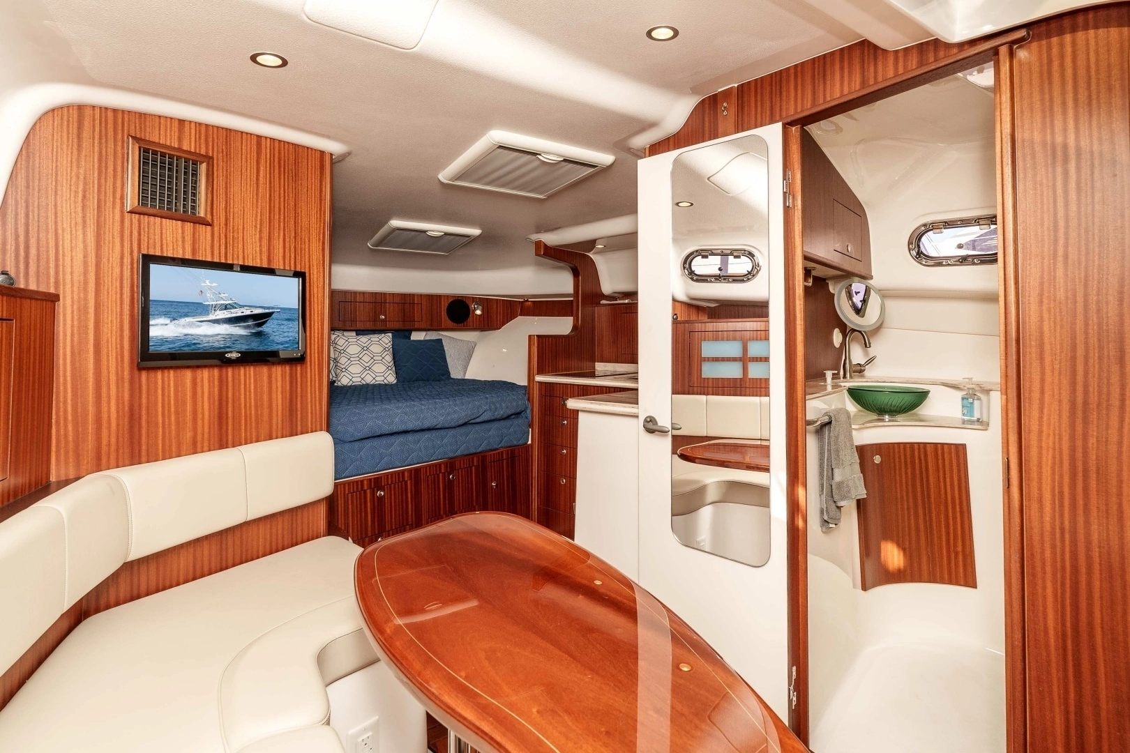 2018 Pursuit 385 Offshore - Image 5