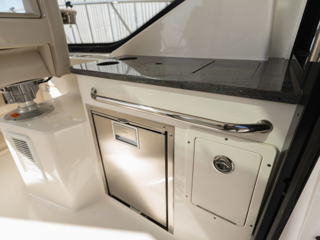 2020 Boston Whaler 325 CONQUEST PH - 14