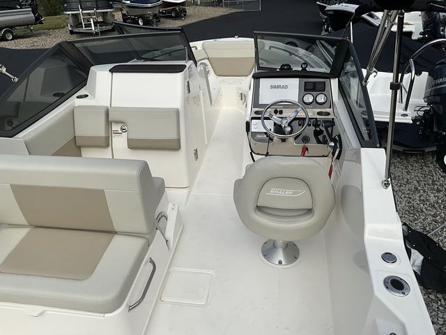 2024 Boston Whaler 210 Vantage - 6