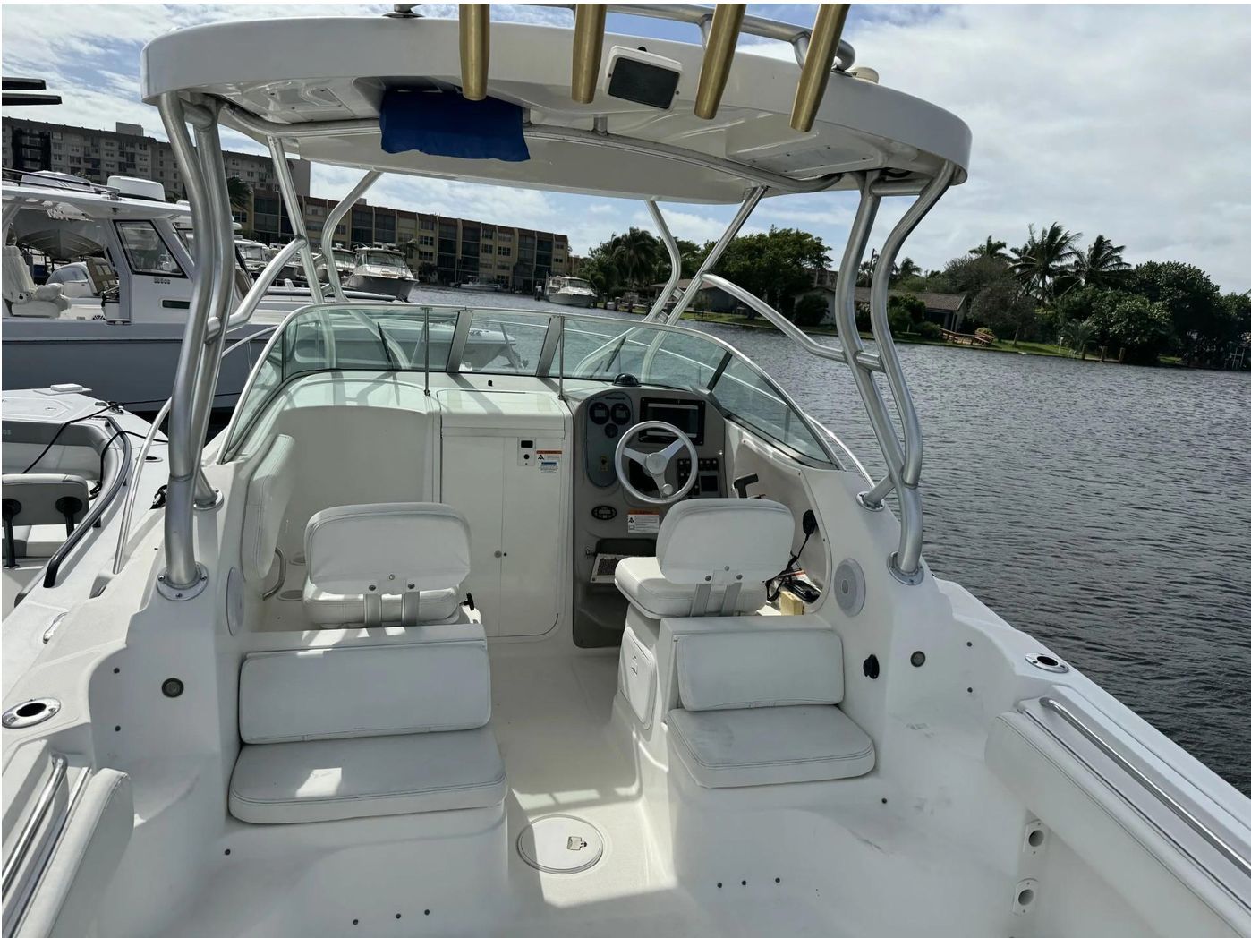 The image shows a 2006 Wellcraft 252 Coastal boat docked at a marina.