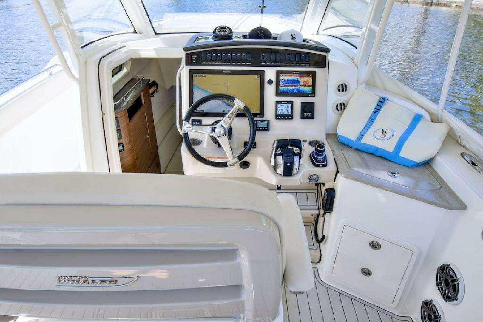 2019 Boston Whaler 350 Realm - Image 15