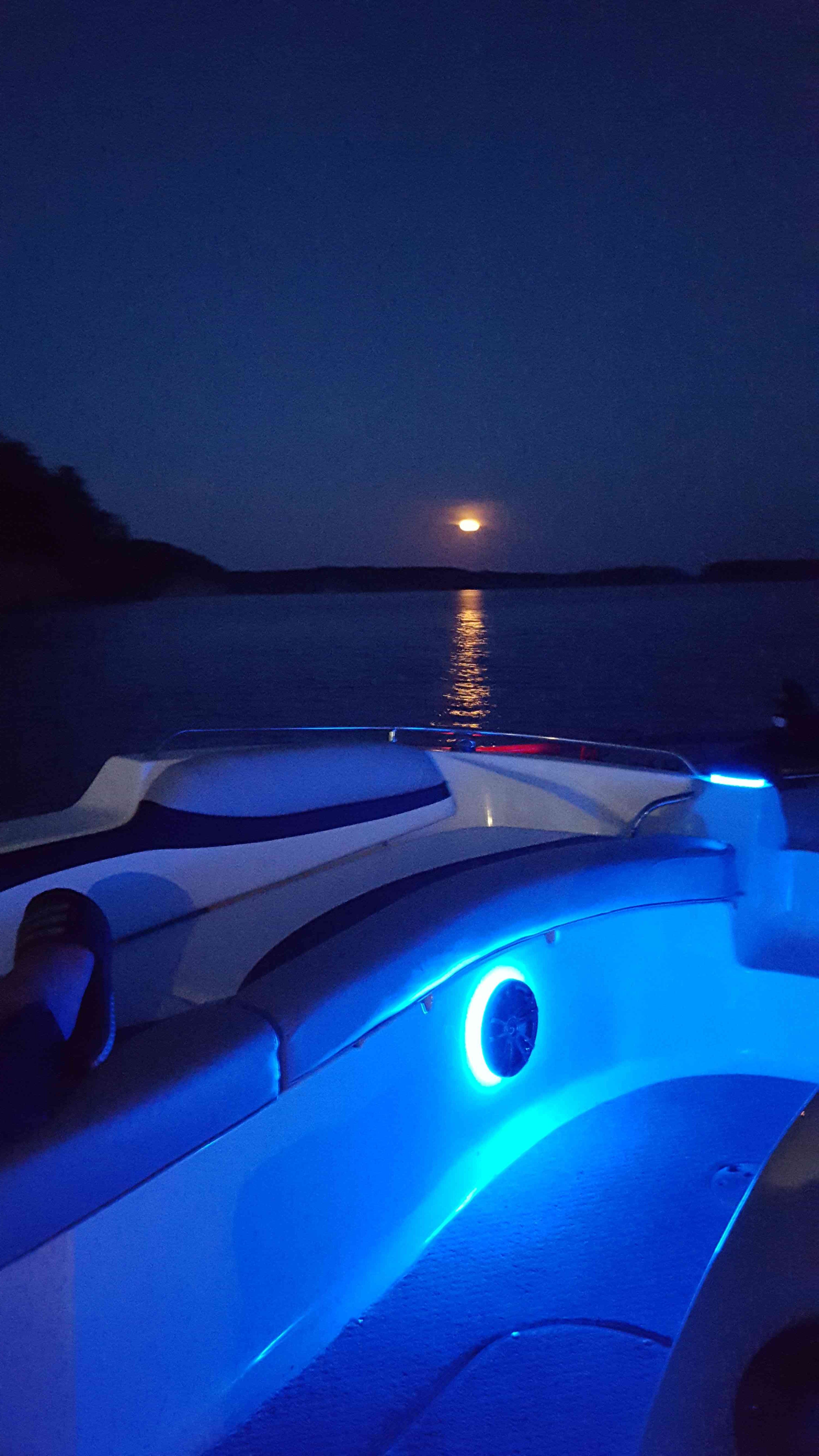 Starcraft 2000 boat at night with moonlight on water.