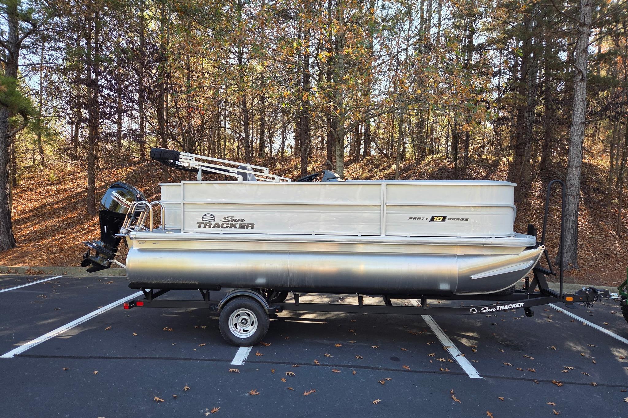 2026 Sun Tracker Party Barge 18 DLX