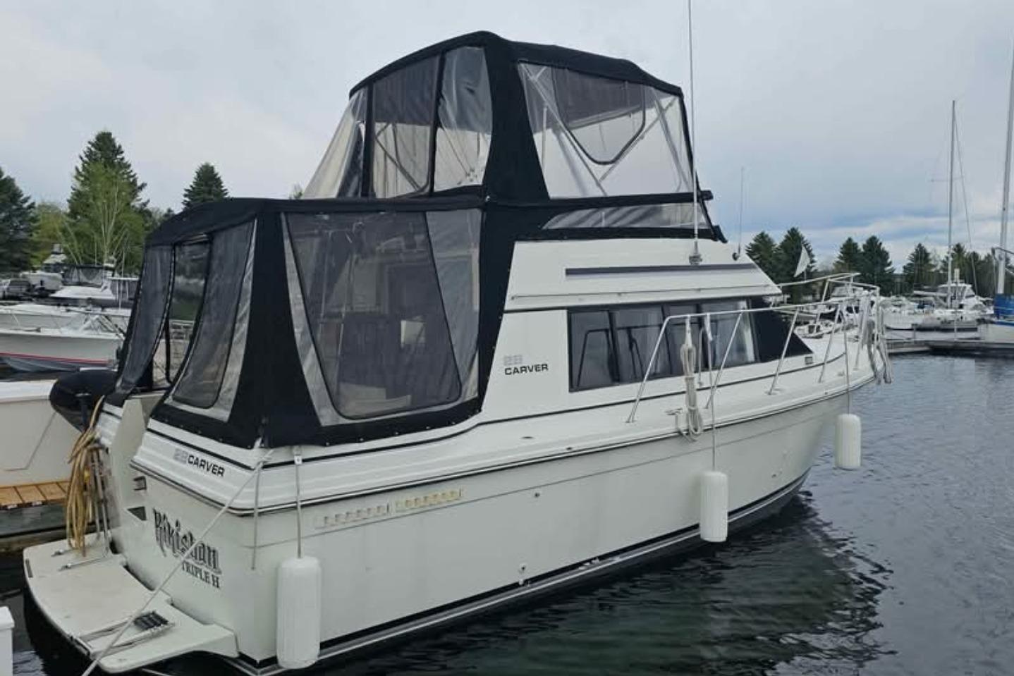 1984 Carver 28 Mariner