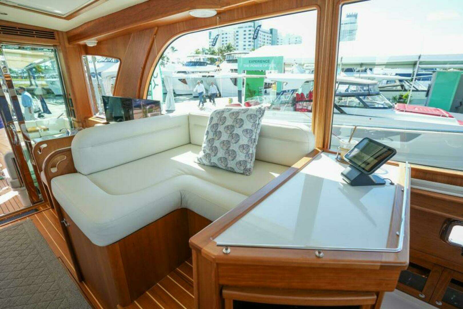 2027 Sabre 51 Salon Express - Image 17