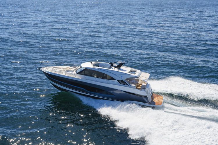 2026 Riviera 5600 Sport Yacht Platinum Edition