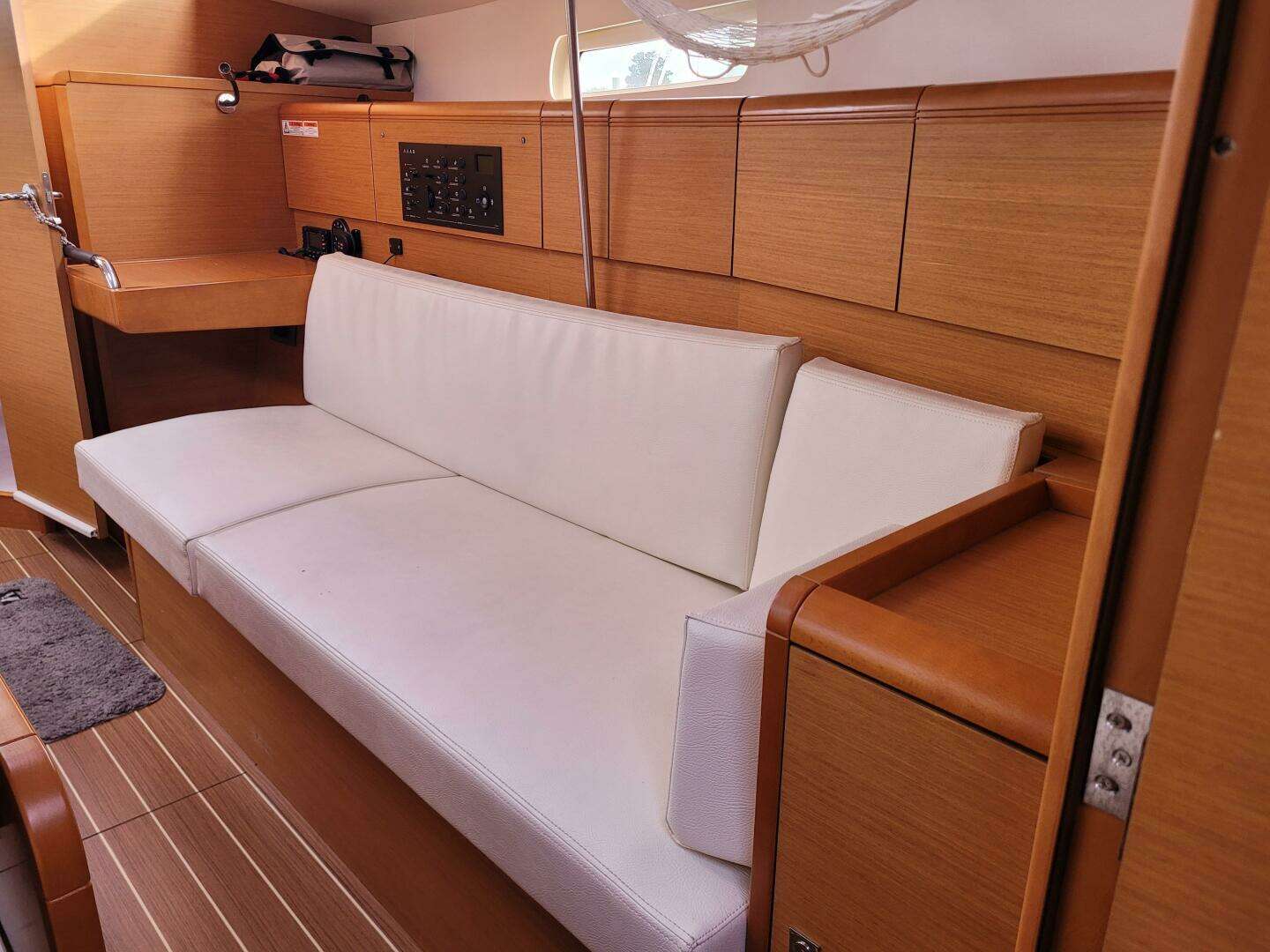 2014 Jeanneau 379 - Image 31