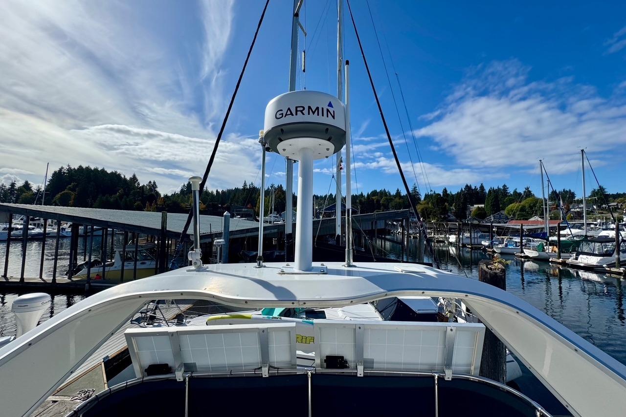 1998 Bayliner 3388 Command Bridge Motoryacht docked at marina under clear blue sky.