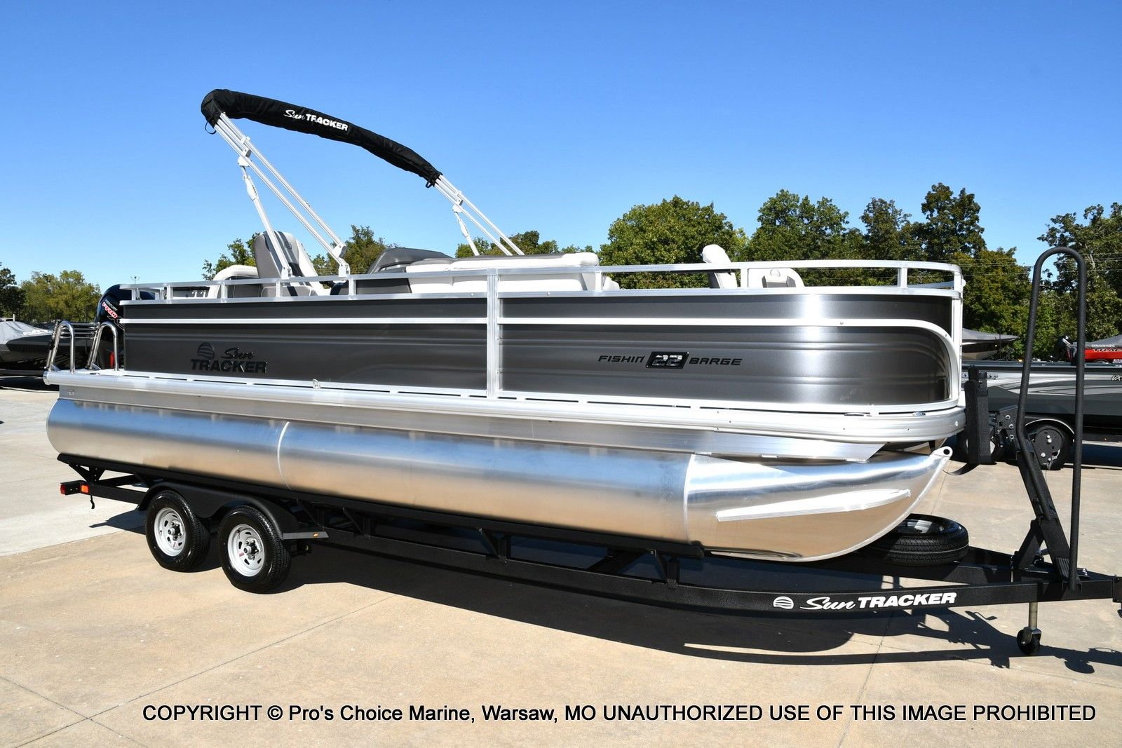2026 Sun Tracker Fishin' Barge 22 DLX w/115HP Pro-XS 4 Stroke