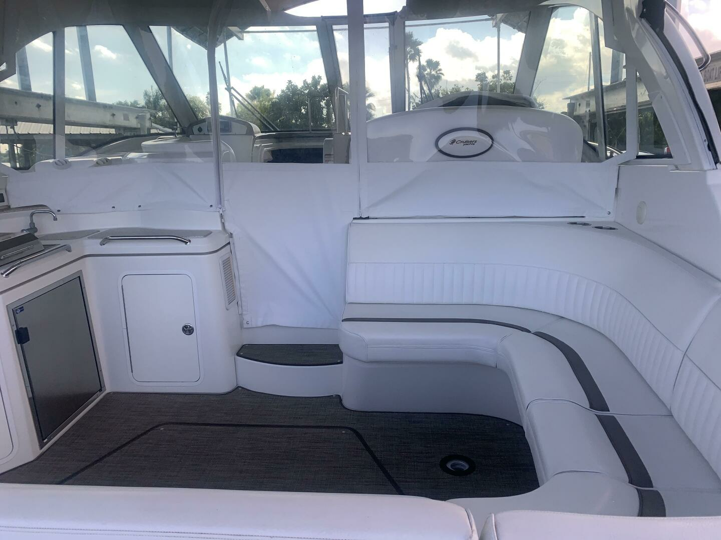 2011 Cruisers Yachts 420 Sports Coupe - Image 11