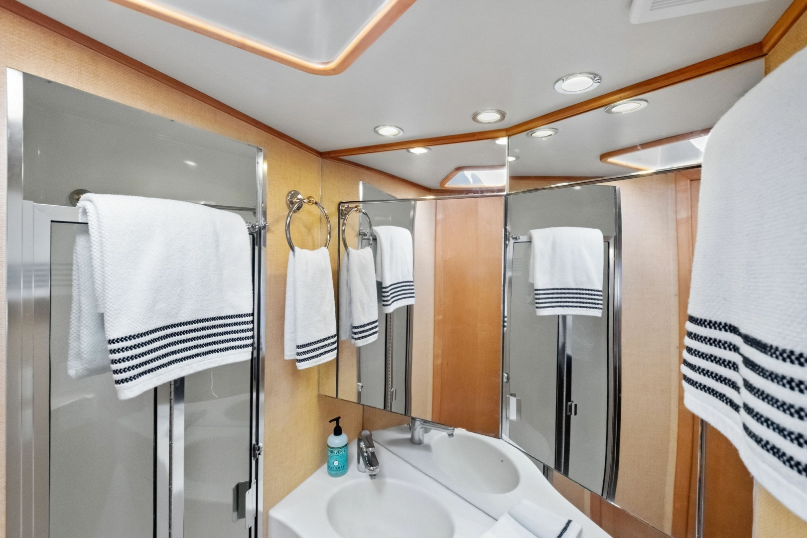 1998 Hatteras Sport Fisherman - Image 33