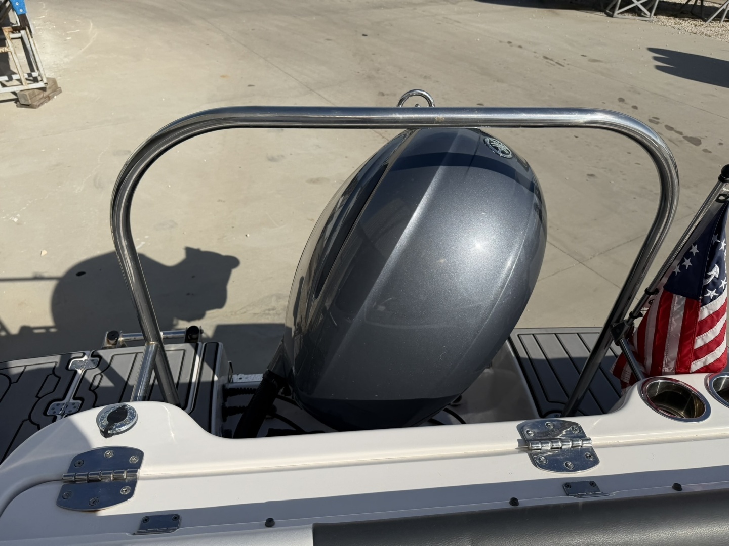 2023 Robalo R227 - Image 41