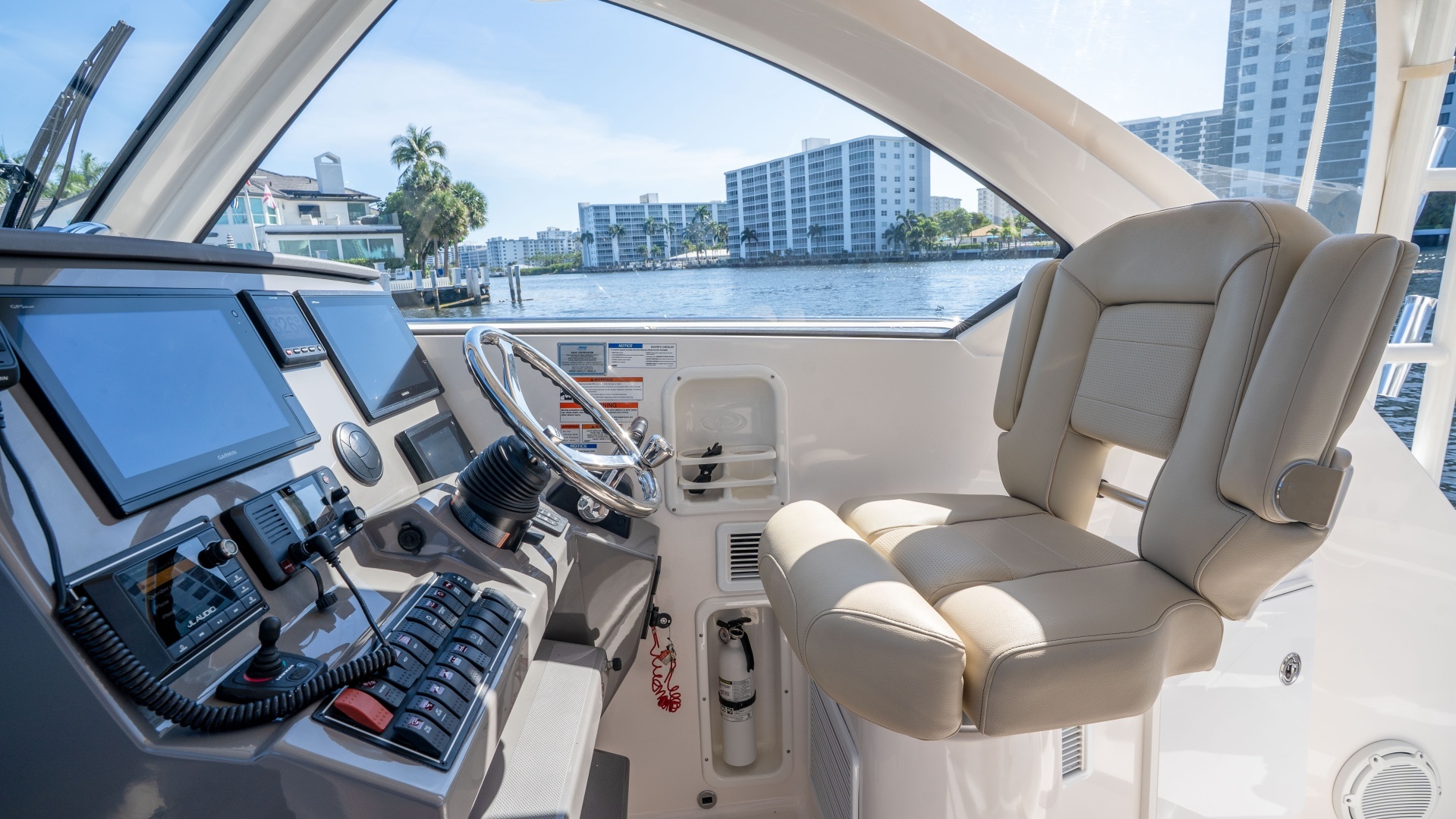 2018 Pursuit 325 OS - Image 23