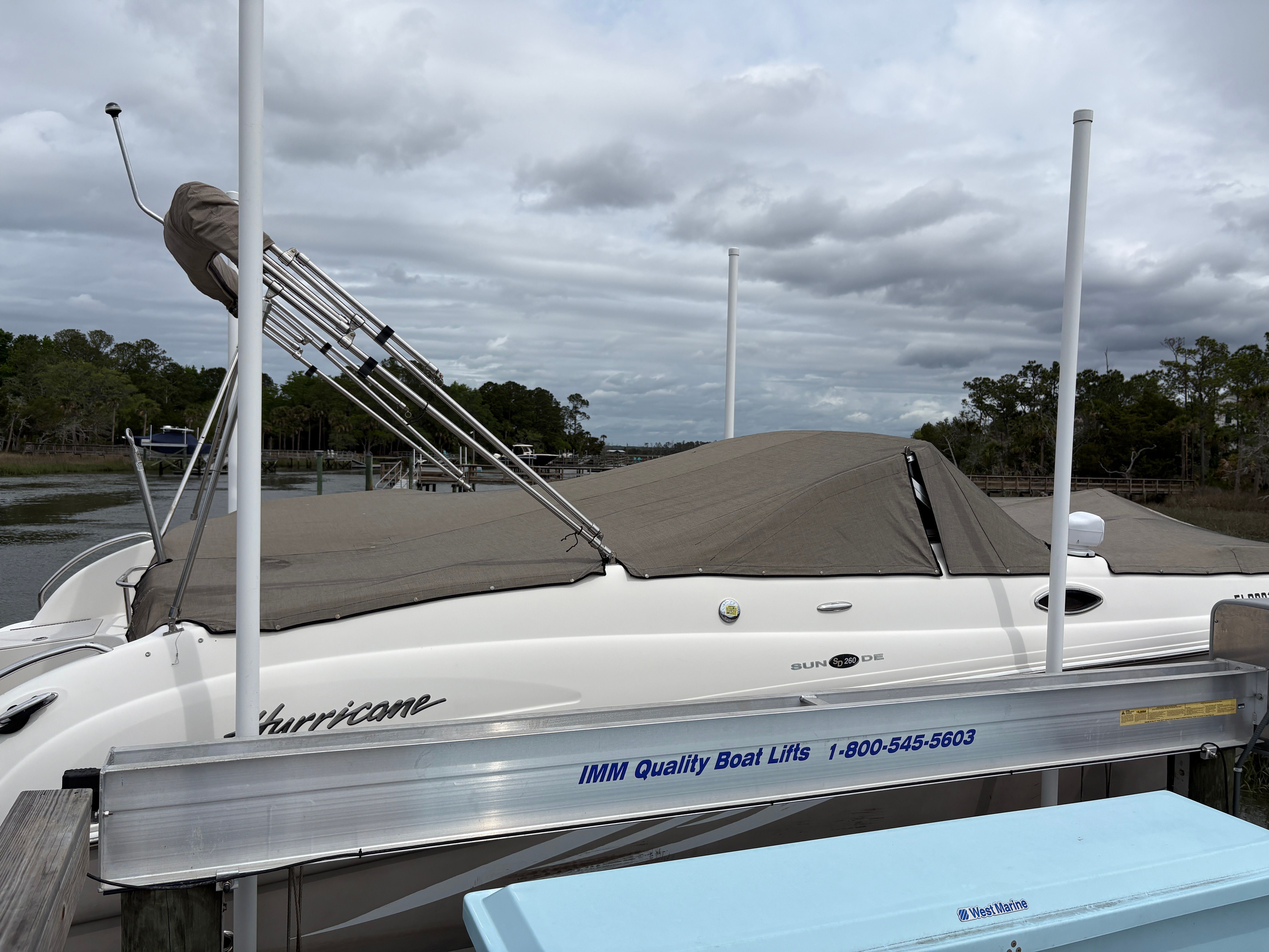 2009 Hurricane SUN DECK 260 boat with cover on boat lift.
