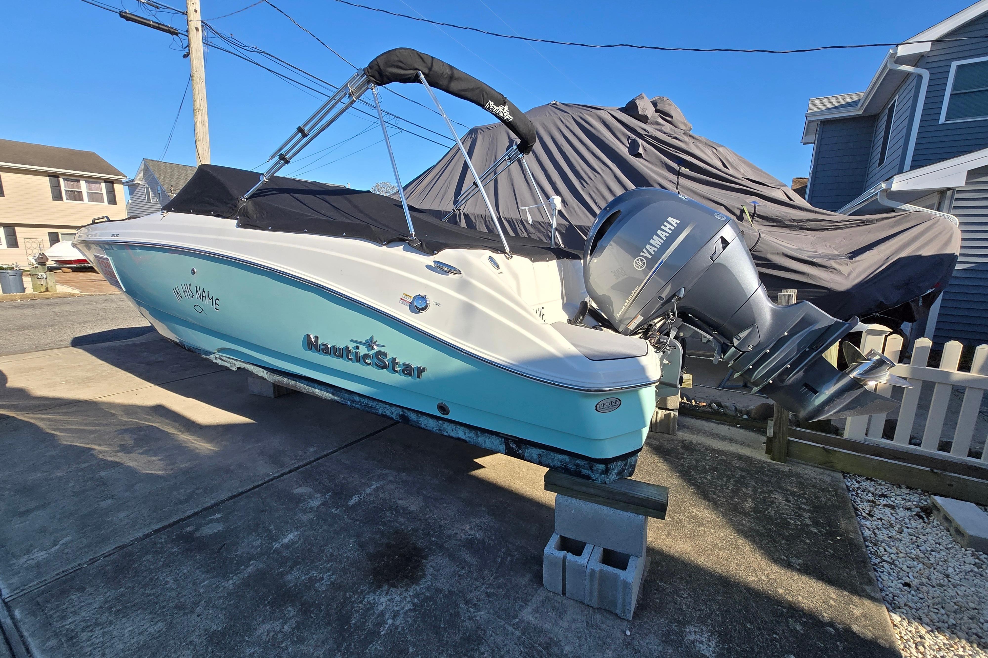 2023 NauticStar 223 DC