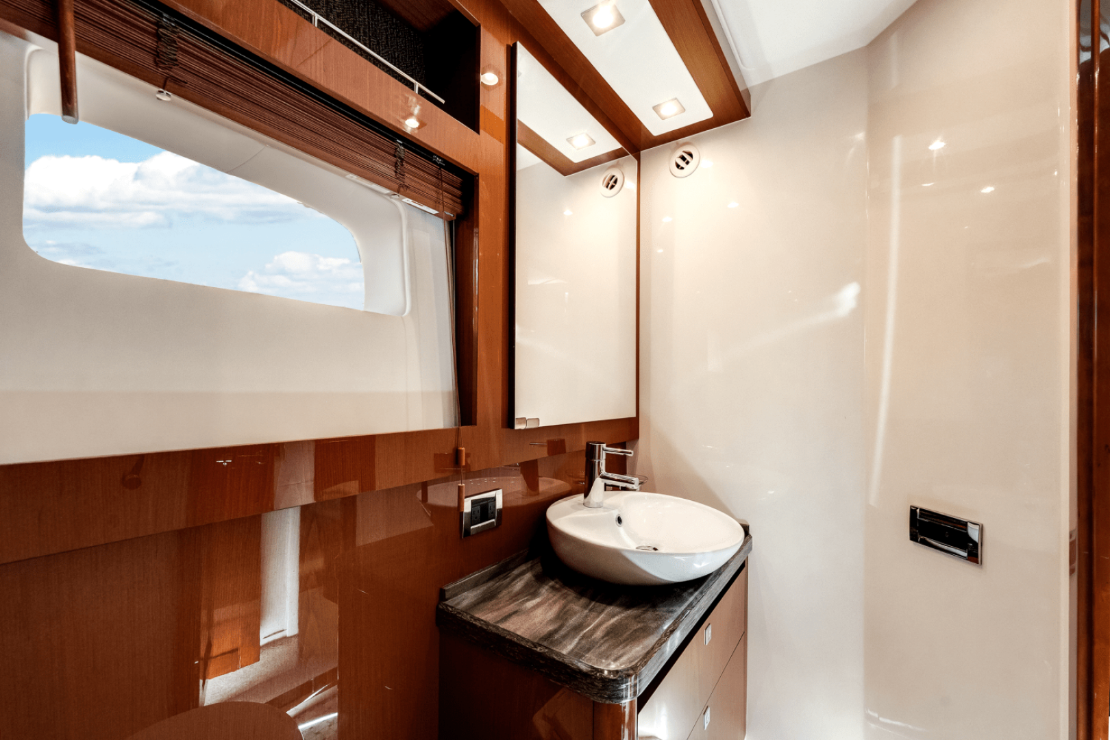 2017 Sea Ray 510 FLYBRIDGE - Image 23