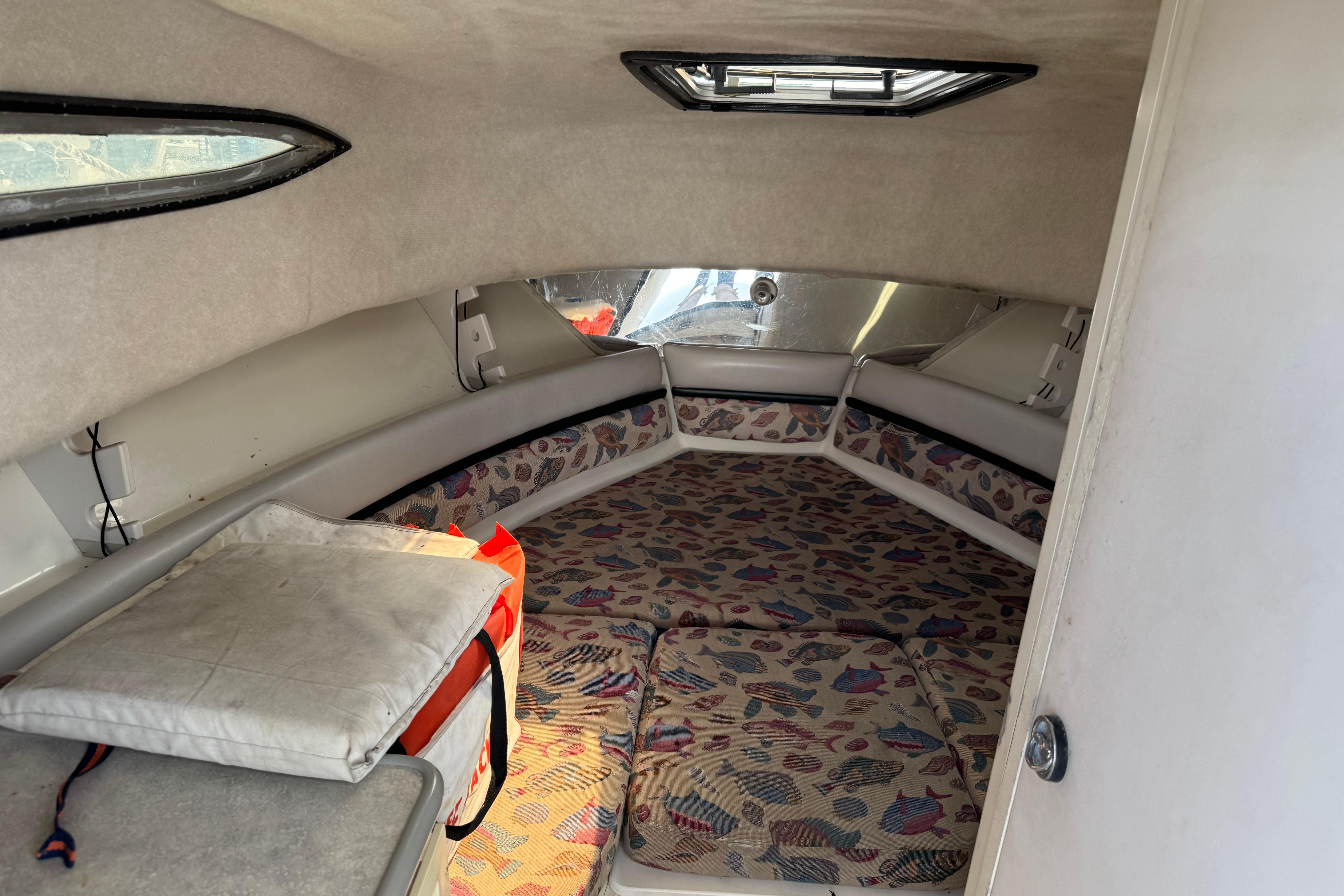 1997 Hydra-Sports VECTOR 2650 WA cabin interior with patterned cushions and overhead hatch.
