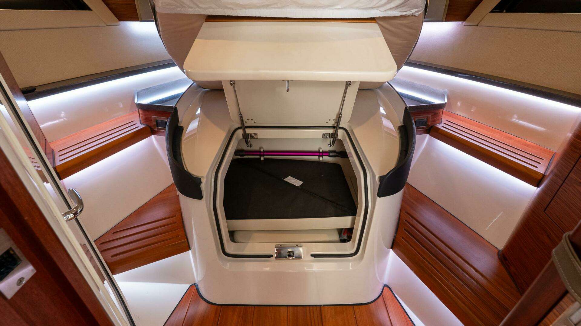 2024 Boston Whaler 405 Conquest - Image 49