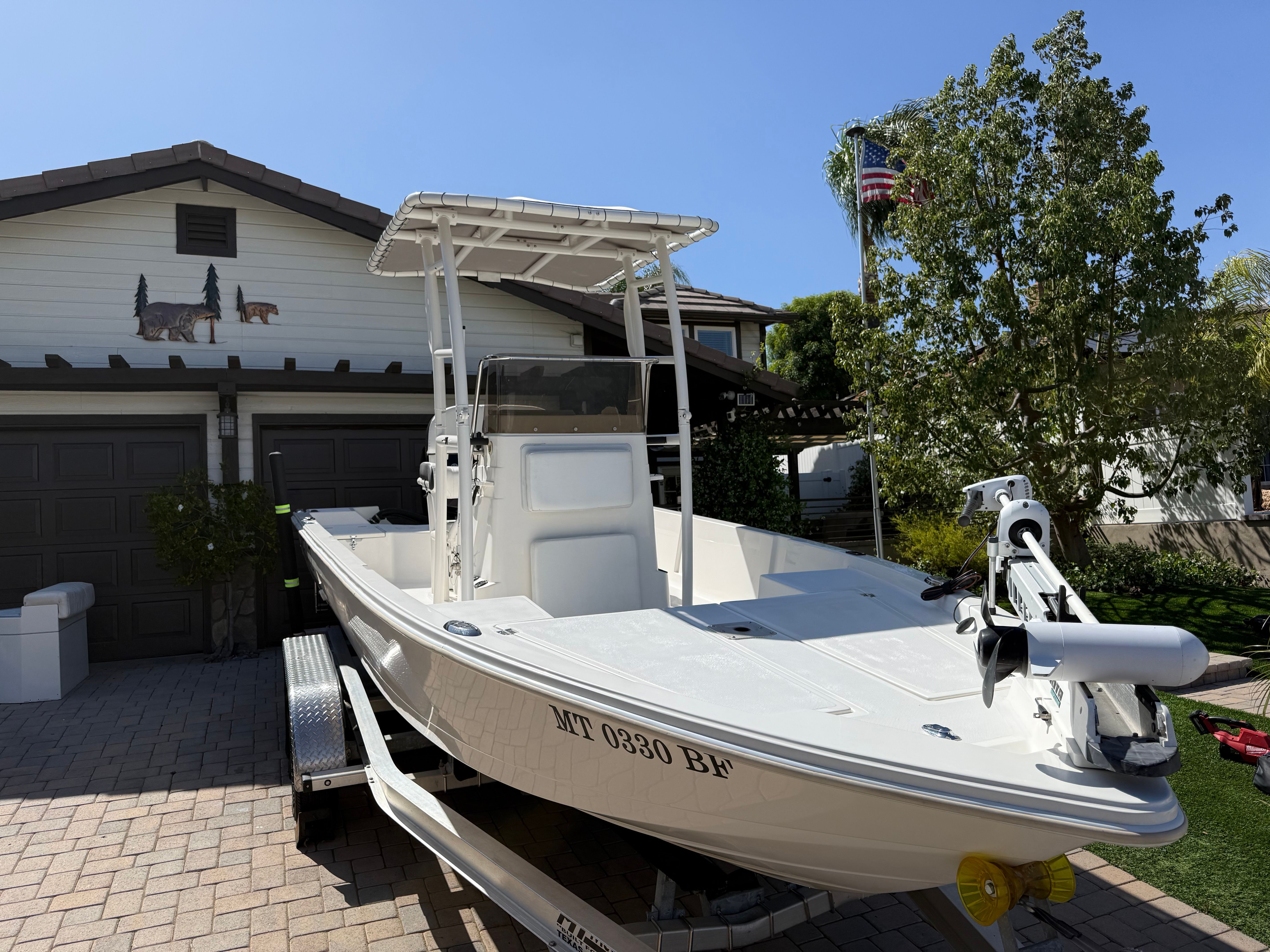 1998 Robalo 2100 Bay Hunter boat on trailer in driveway.
