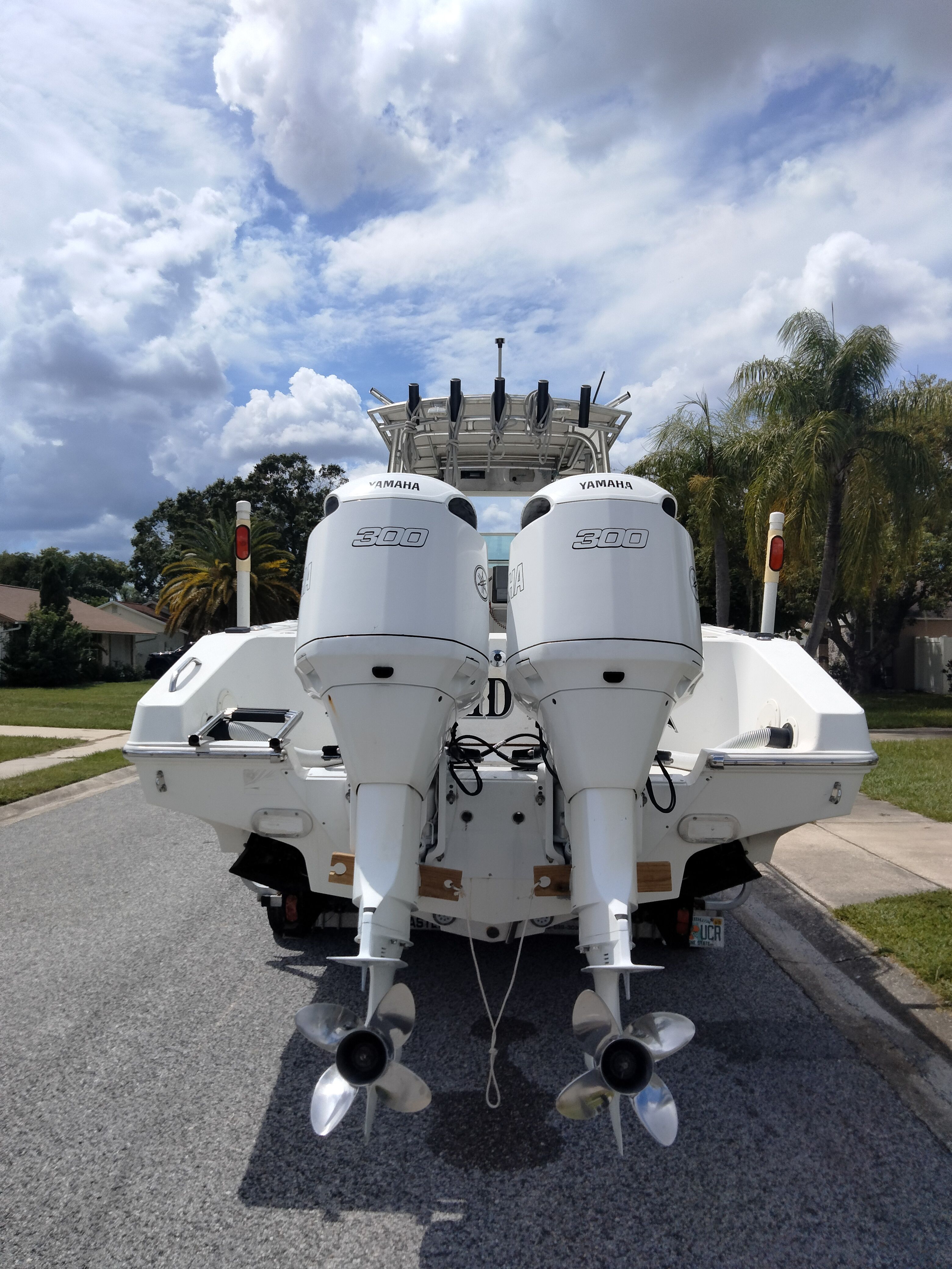 The image shows a 1995 Fountain 31 SFC boat with twin Yamaha outboard engines on a trailer.