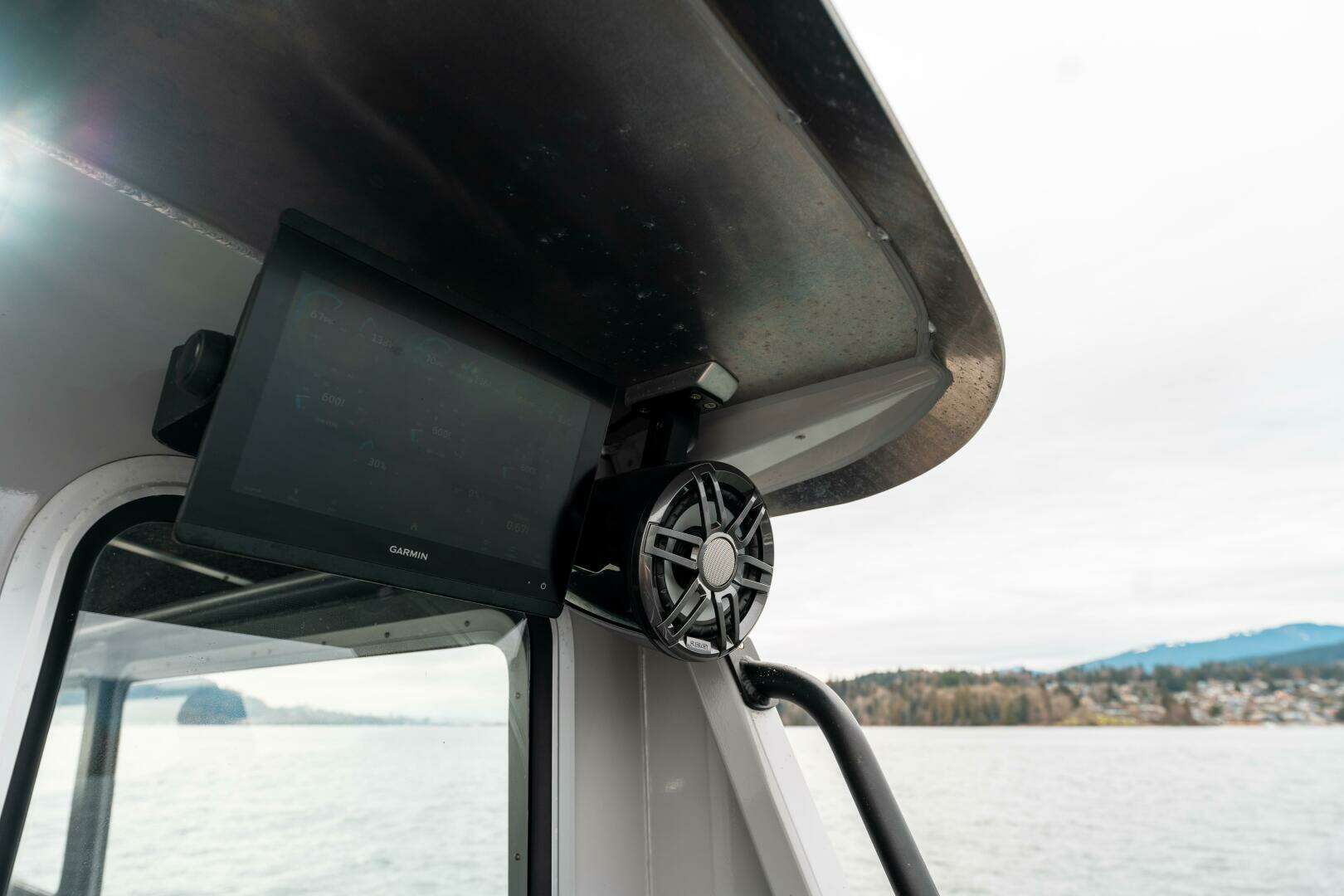 2023 Liquid Metal Maquinna Crew - Image 23