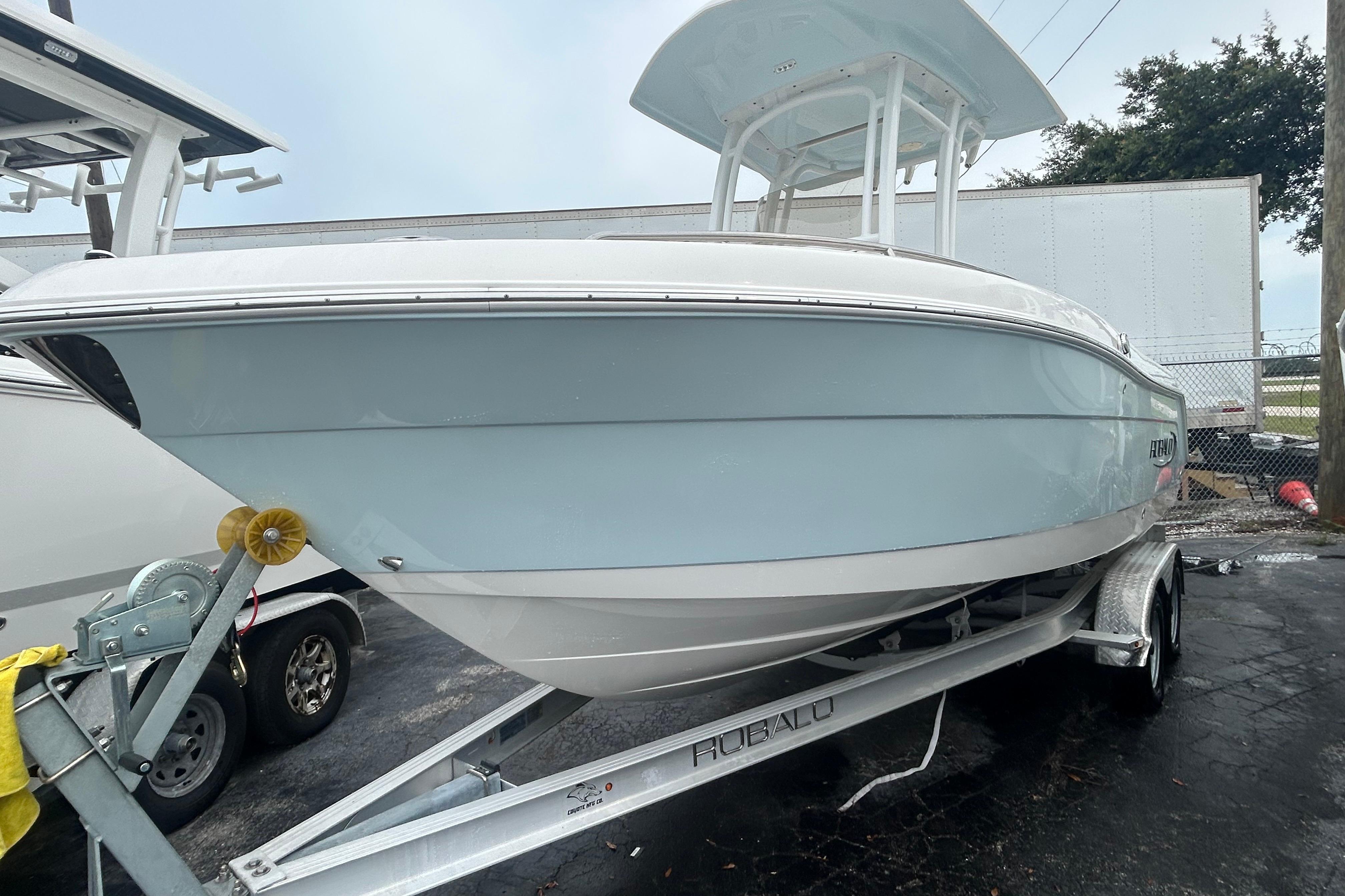 2024 Robalo R222 Center Console