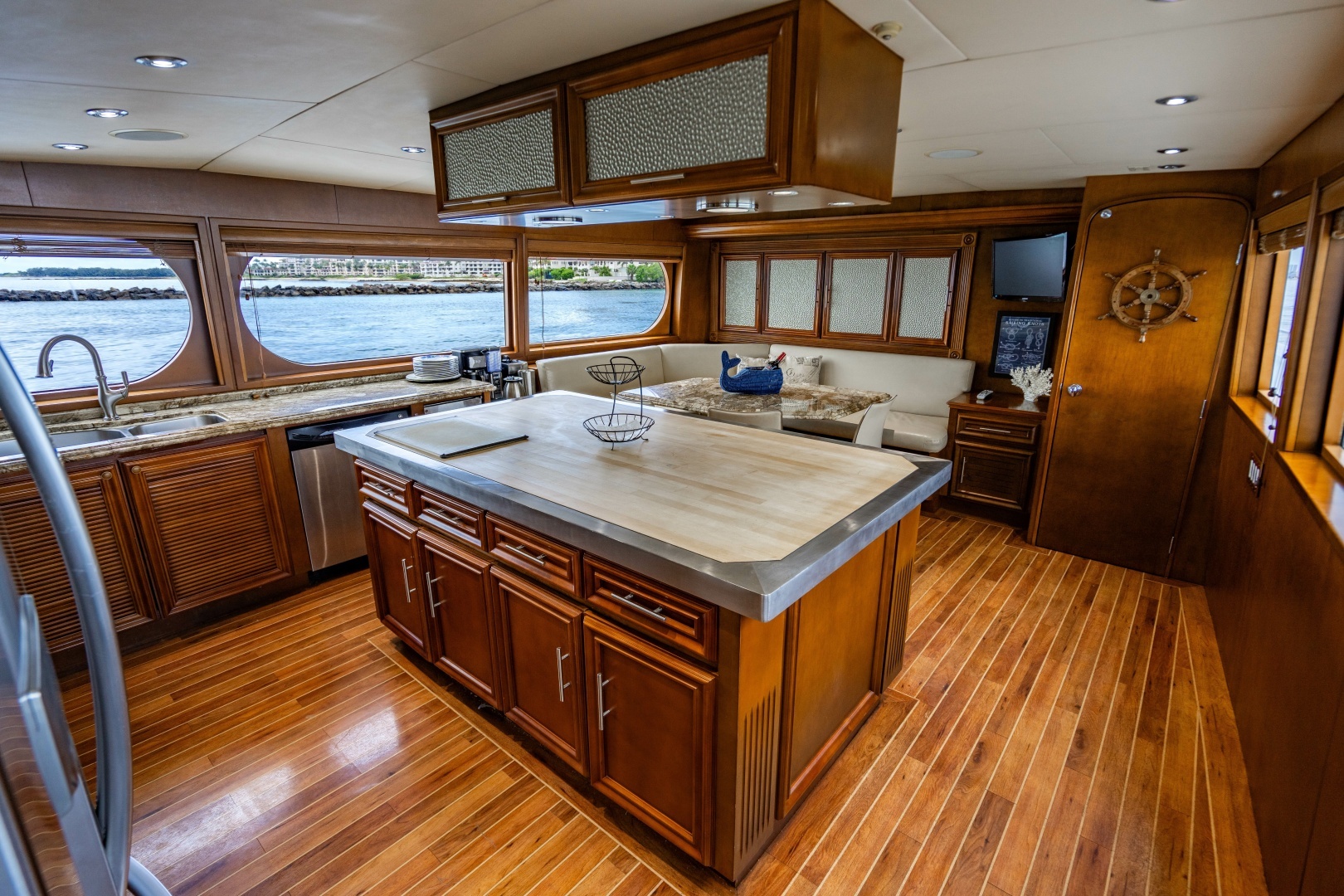 2006 Broward Raised Pilothouse - Image 6